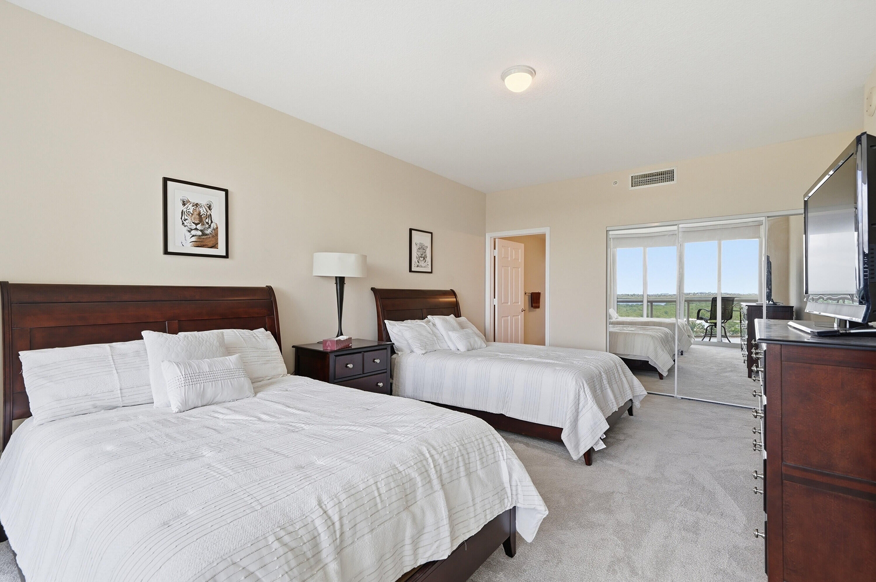 Hollywood, Florida, 33019, United States, 2 Bedrooms Bedrooms, ,3 BathroomsBathrooms,Residential,Active,2028550