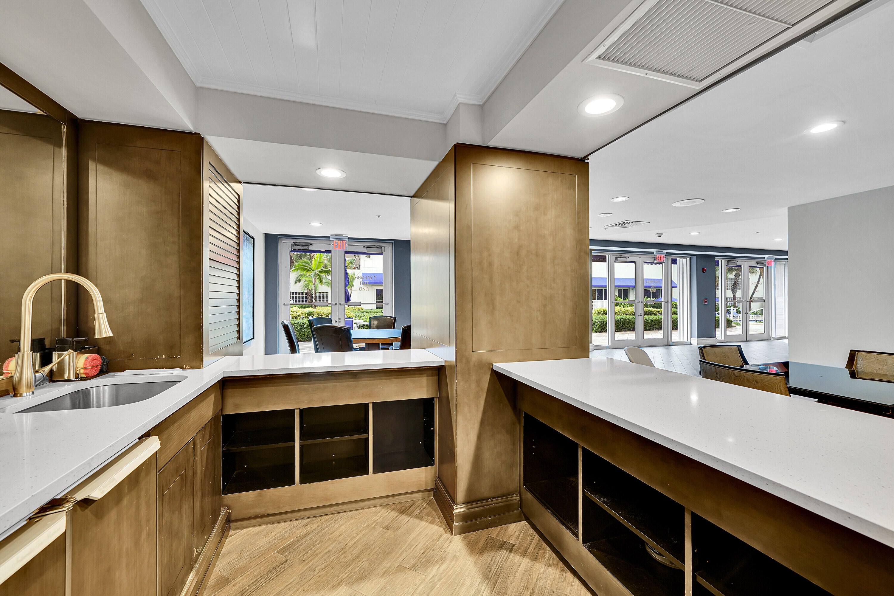 Hollywood, Florida, 33019, United States, 2 Bedrooms Bedrooms, ,3 BathroomsBathrooms,Residential,Active,2028550