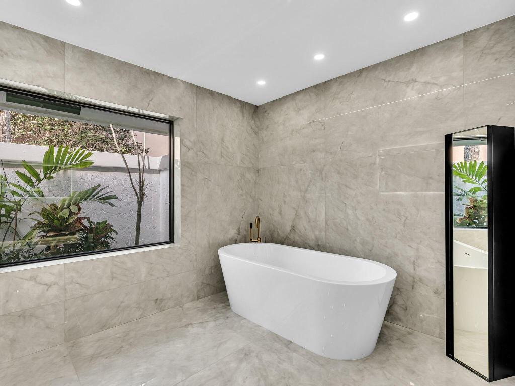 Boca Raton, Florida, 33433, United States, 5 Bedrooms Bedrooms, ,4 BathroomsBathrooms,Residential,Active,2009178