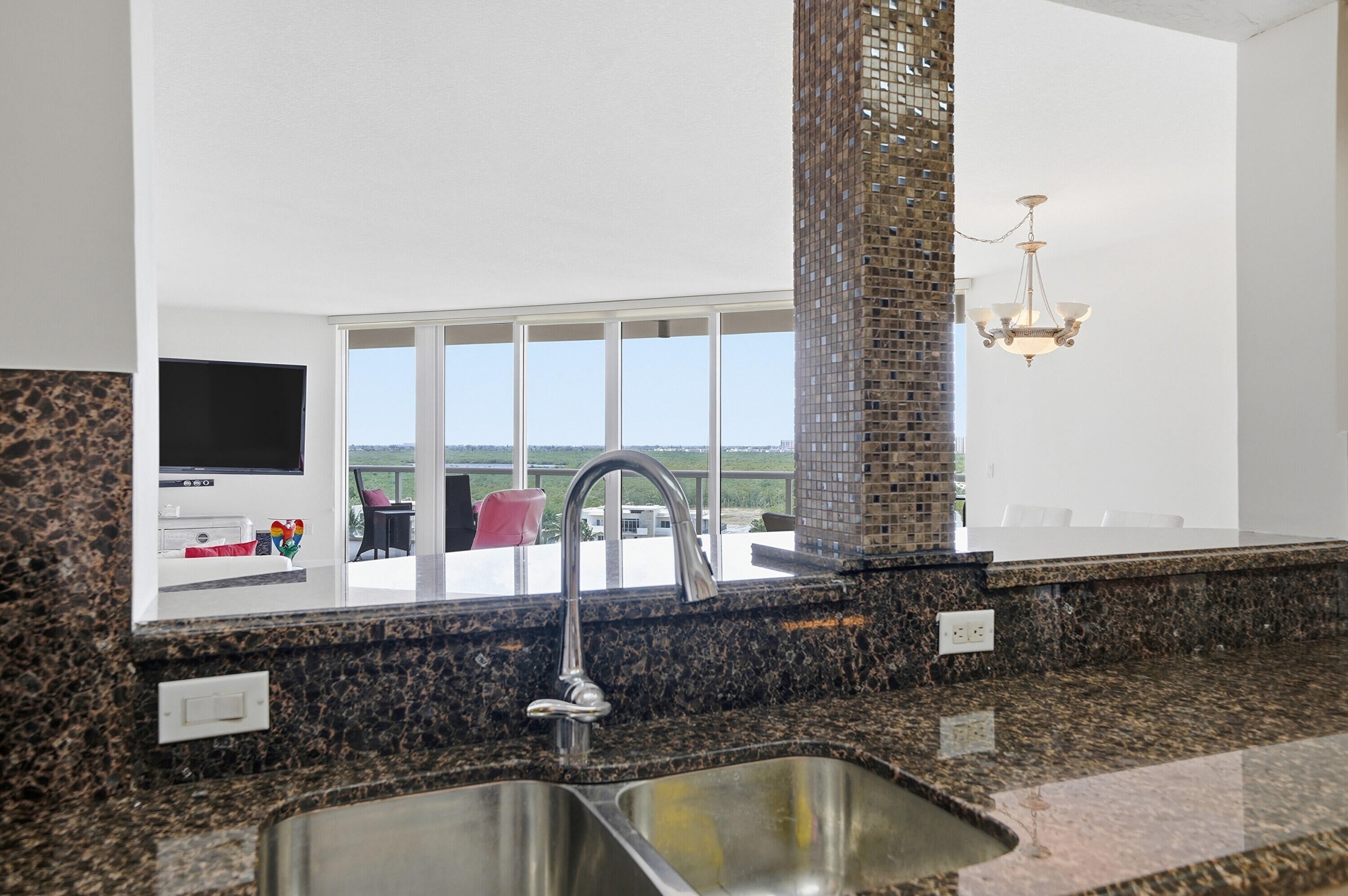 Hollywood, Florida, 33019, United States, 2 Bedrooms Bedrooms, ,3 BathroomsBathrooms,Residential,Active,2028550