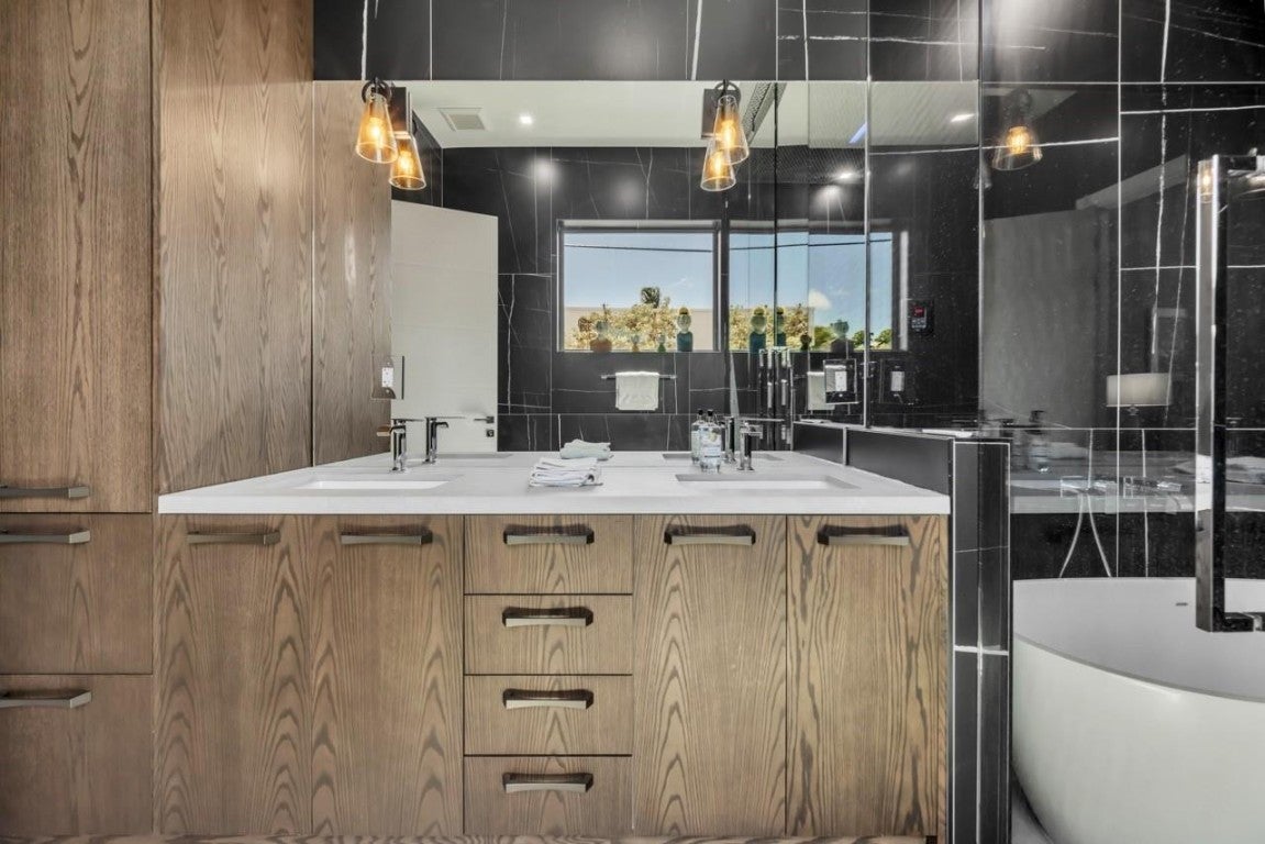 Wilton Manors, Florida, 33305, United States, 3 Bedrooms Bedrooms, ,4 BathroomsBathrooms,Residential,Active,2007993