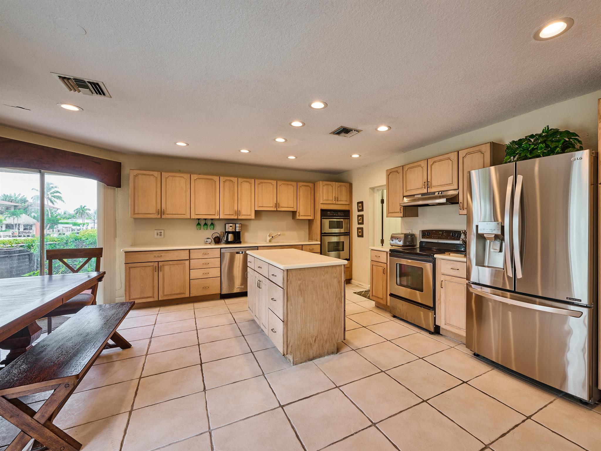 Lighthouse Point, Florida, 33064, United States, 4 Bedrooms Bedrooms, ,3 BathroomsBathrooms,Residential,Active,1900500