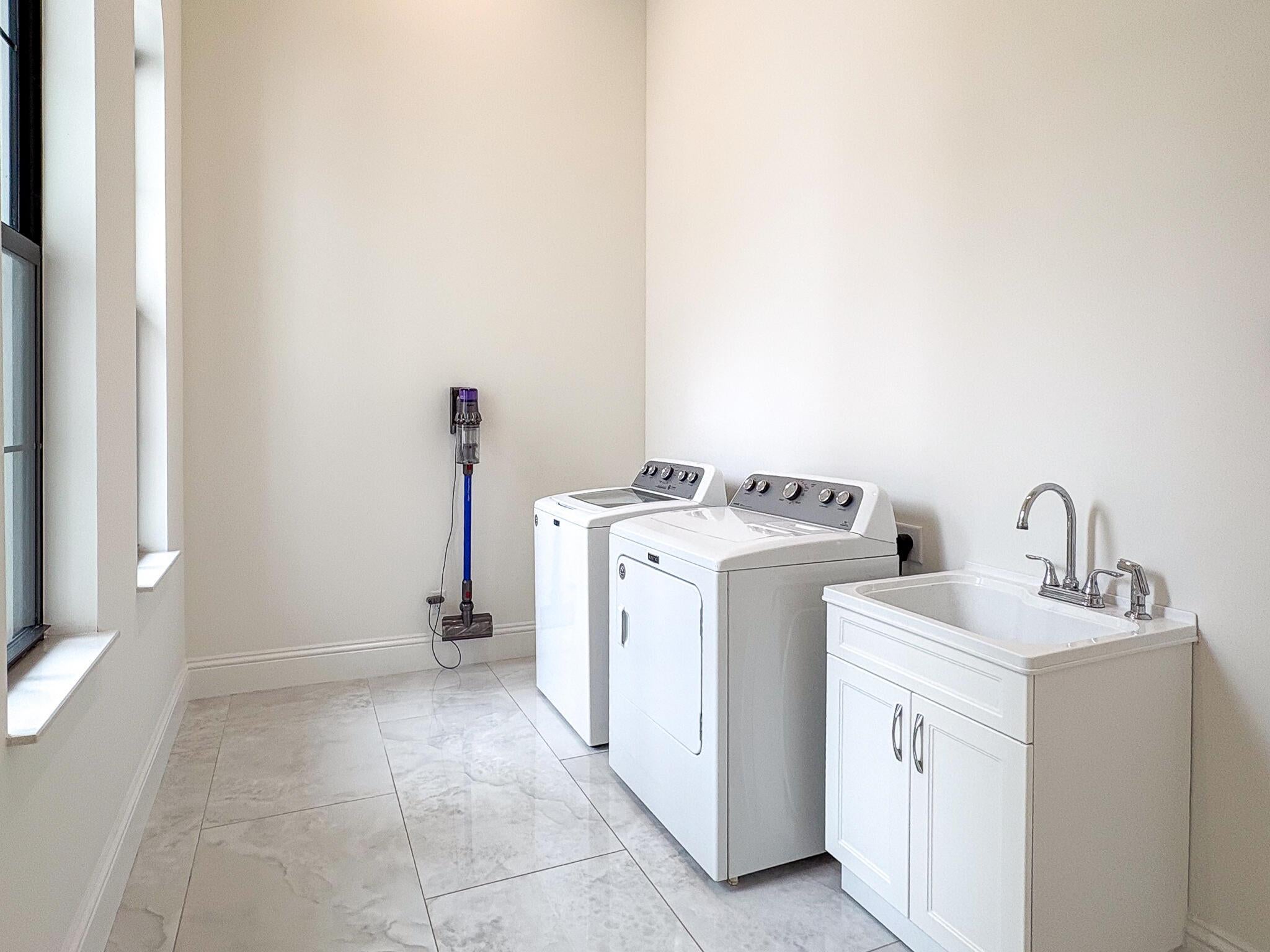 Jensen Beach, Florida, 34957, United States, 4 Bedrooms Bedrooms, ,5 BathroomsBathrooms,Residential,Active,1990620