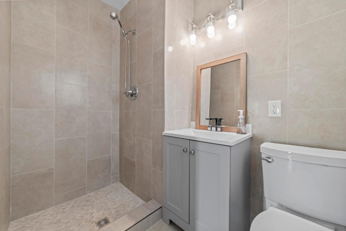 Miami, Florida, 33180, United States, 5 Bedrooms Bedrooms, ,4 BathroomsBathrooms,Residential,Active,2011434