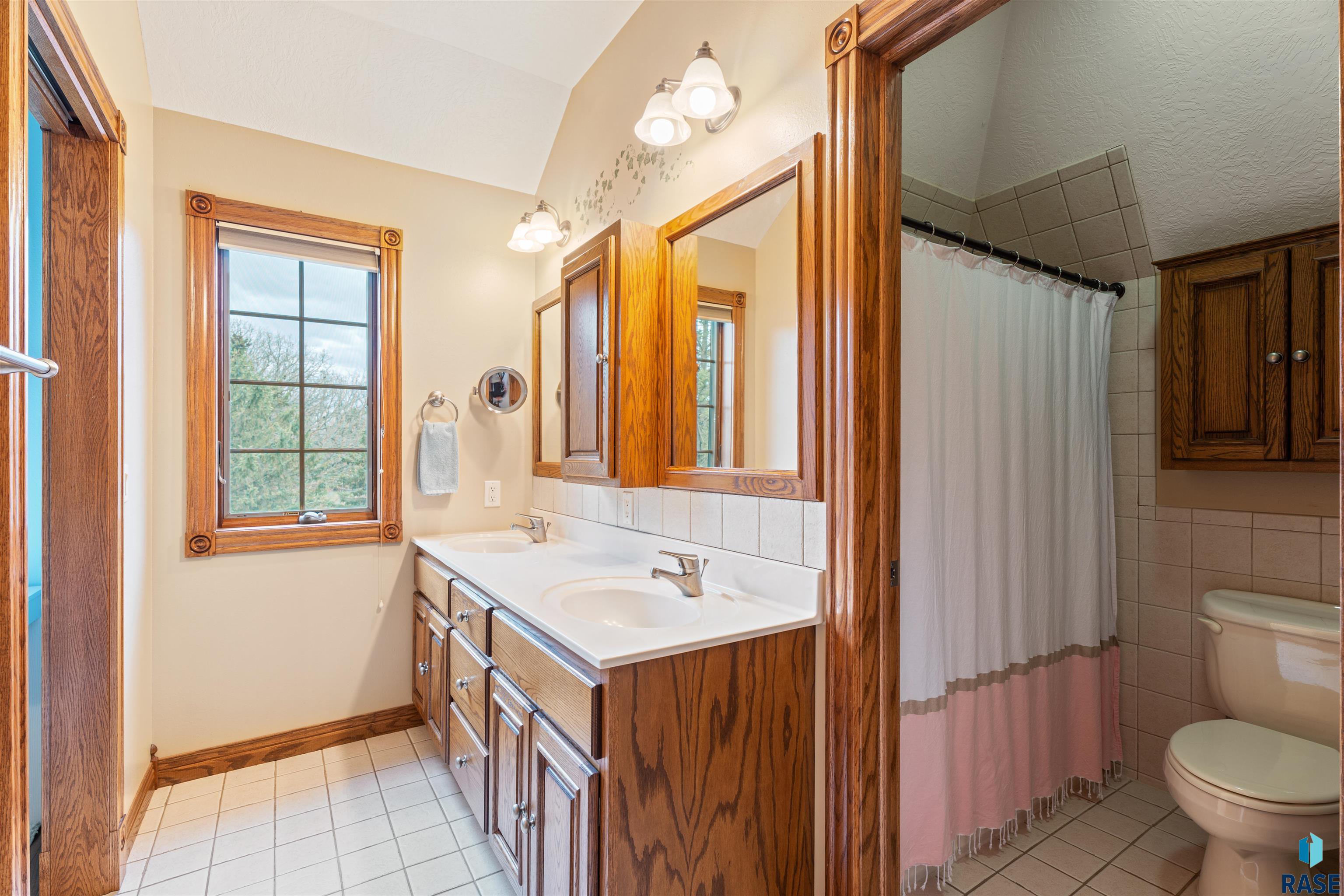 Sioux Falls, South Dakota, 57110, United States, 6 Bedrooms Bedrooms, ,6 BathroomsBathrooms,Residential,Active,1888969