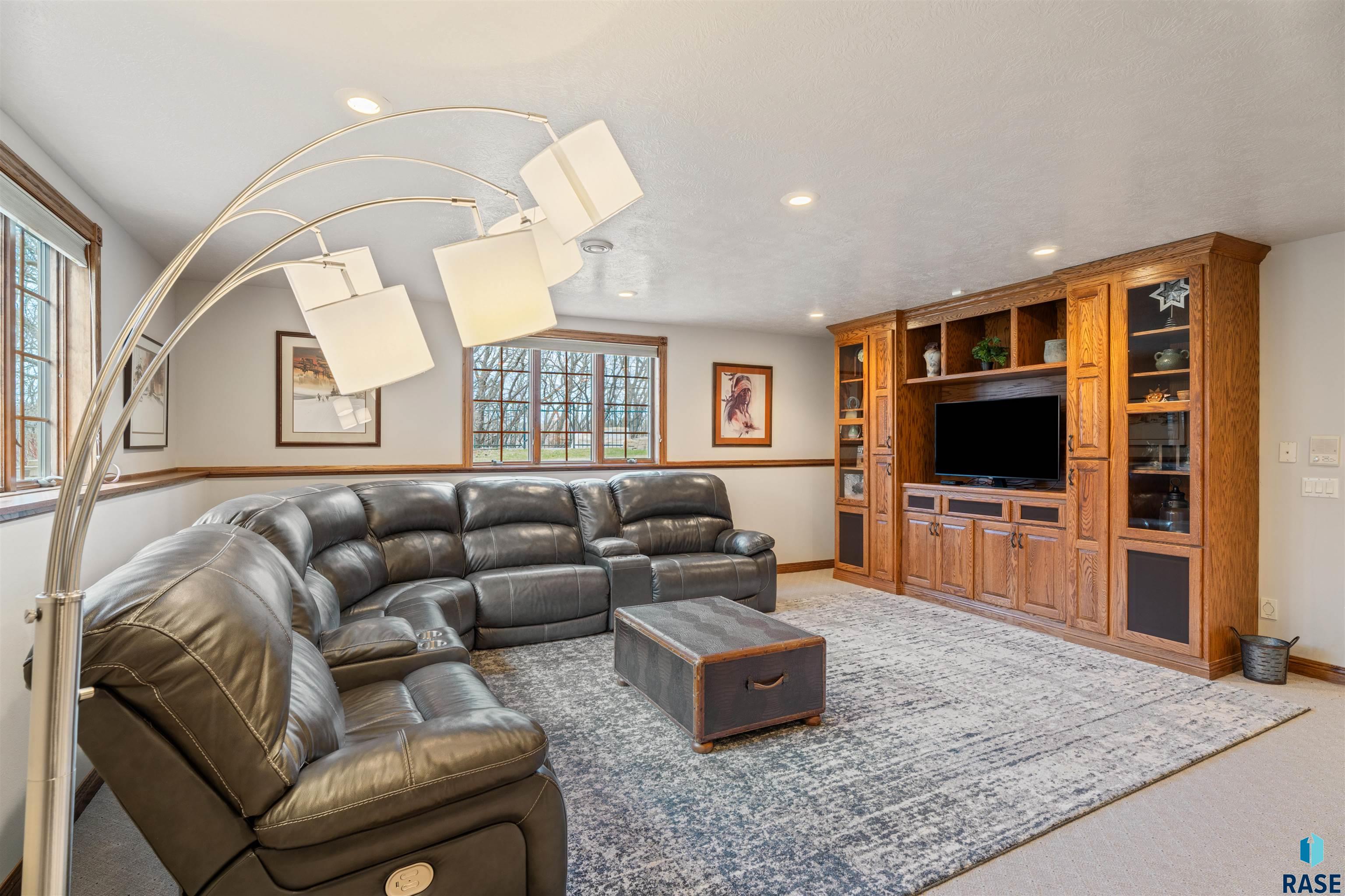 Sioux Falls, South Dakota, 57110, United States, 6 Bedrooms Bedrooms, ,6 BathroomsBathrooms,Residential,Active,1888969