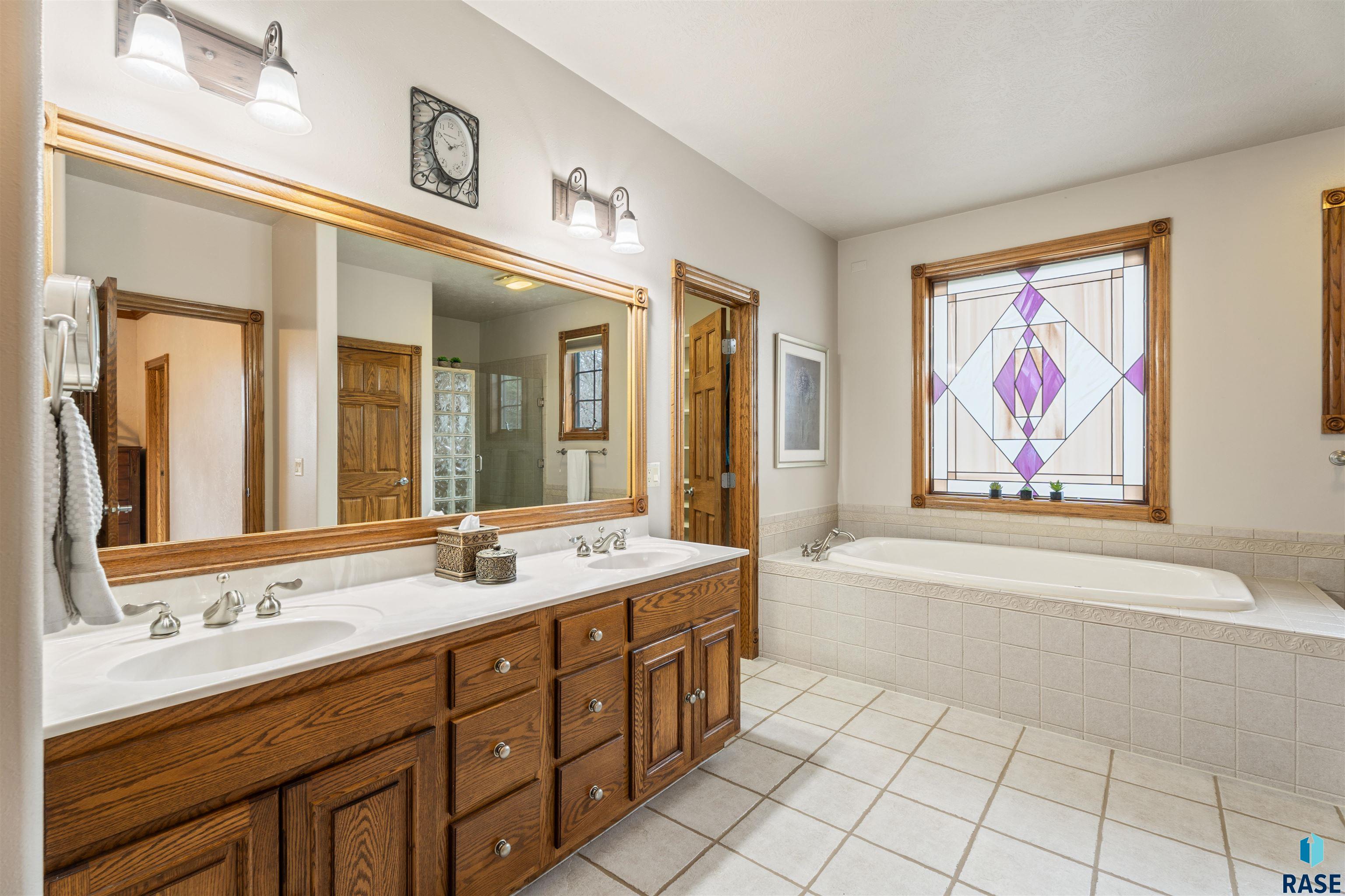 Sioux Falls, South Dakota, 57110, United States, 6 Bedrooms Bedrooms, ,6 BathroomsBathrooms,Residential,Active,1888969