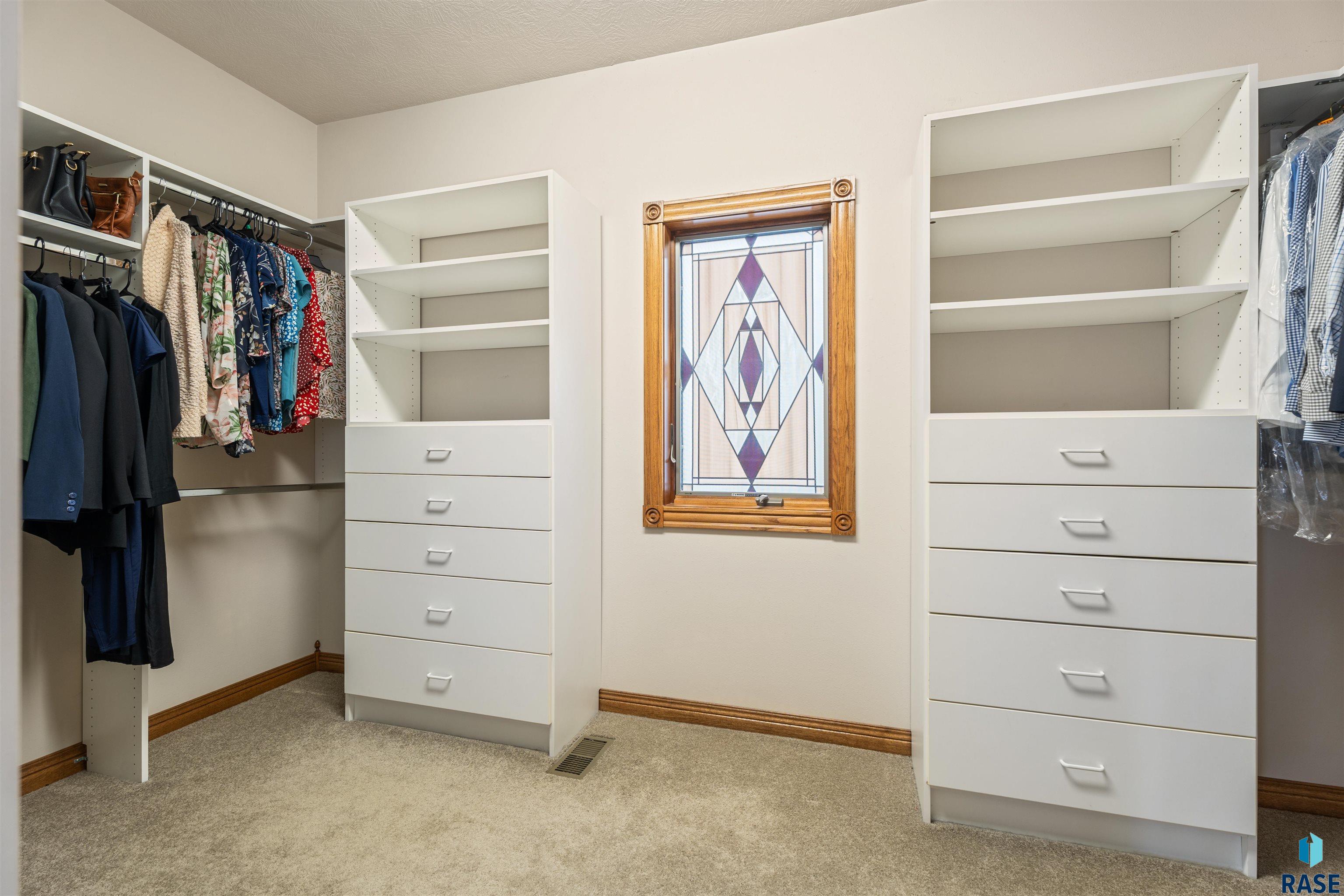 Sioux Falls, South Dakota, 57110, United States, 6 Bedrooms Bedrooms, ,6 BathroomsBathrooms,Residential,Active,1888969