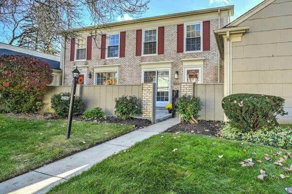 1427 LANTERN LN # 35, ROCHESTER HILLS, MI 48306 - Image 1