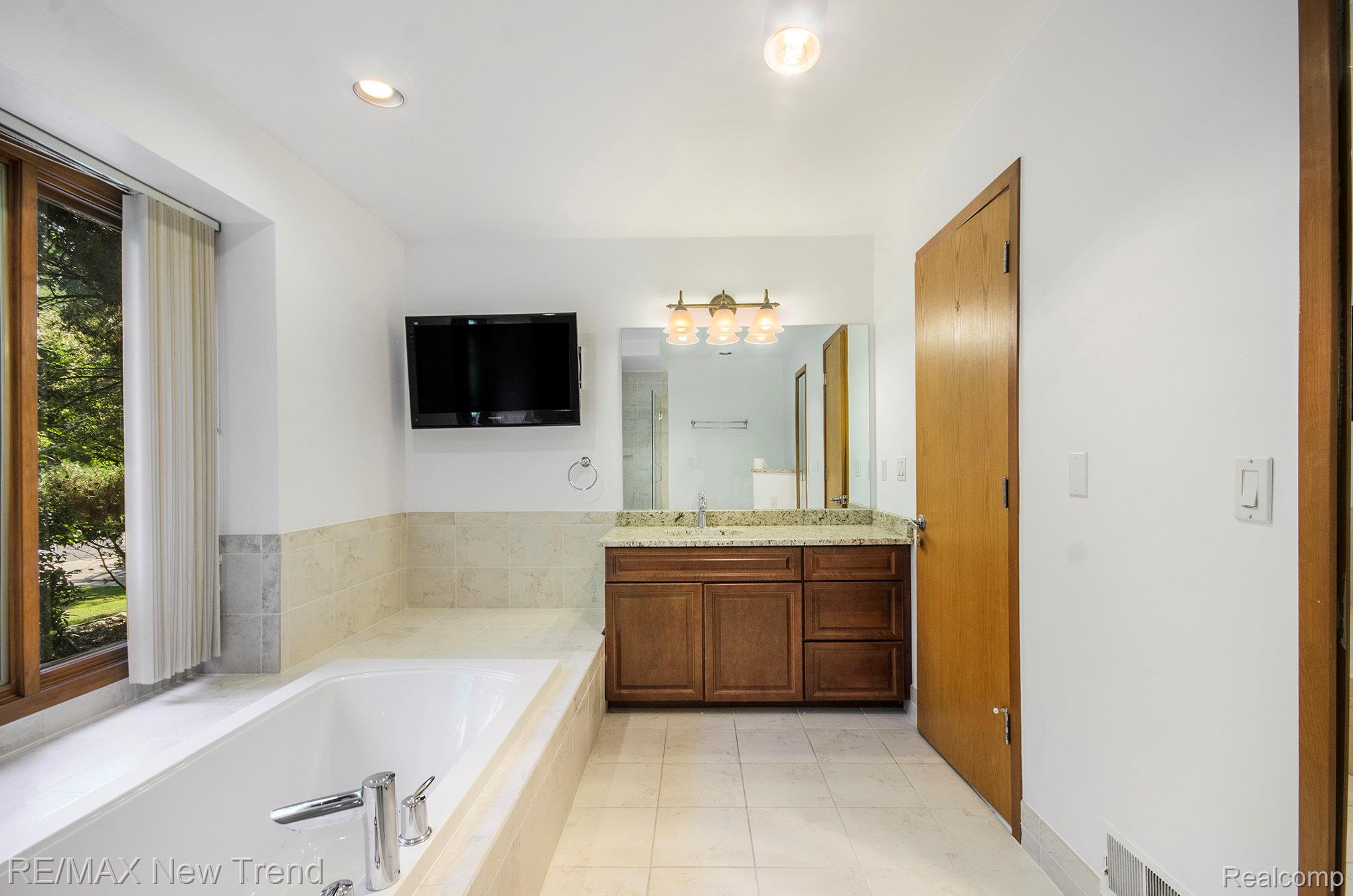 Westbloomfield, Michigan, 48324, United States, 5 Bedrooms Bedrooms, ,5 BathroomsBathrooms,Residential,Active,1922336