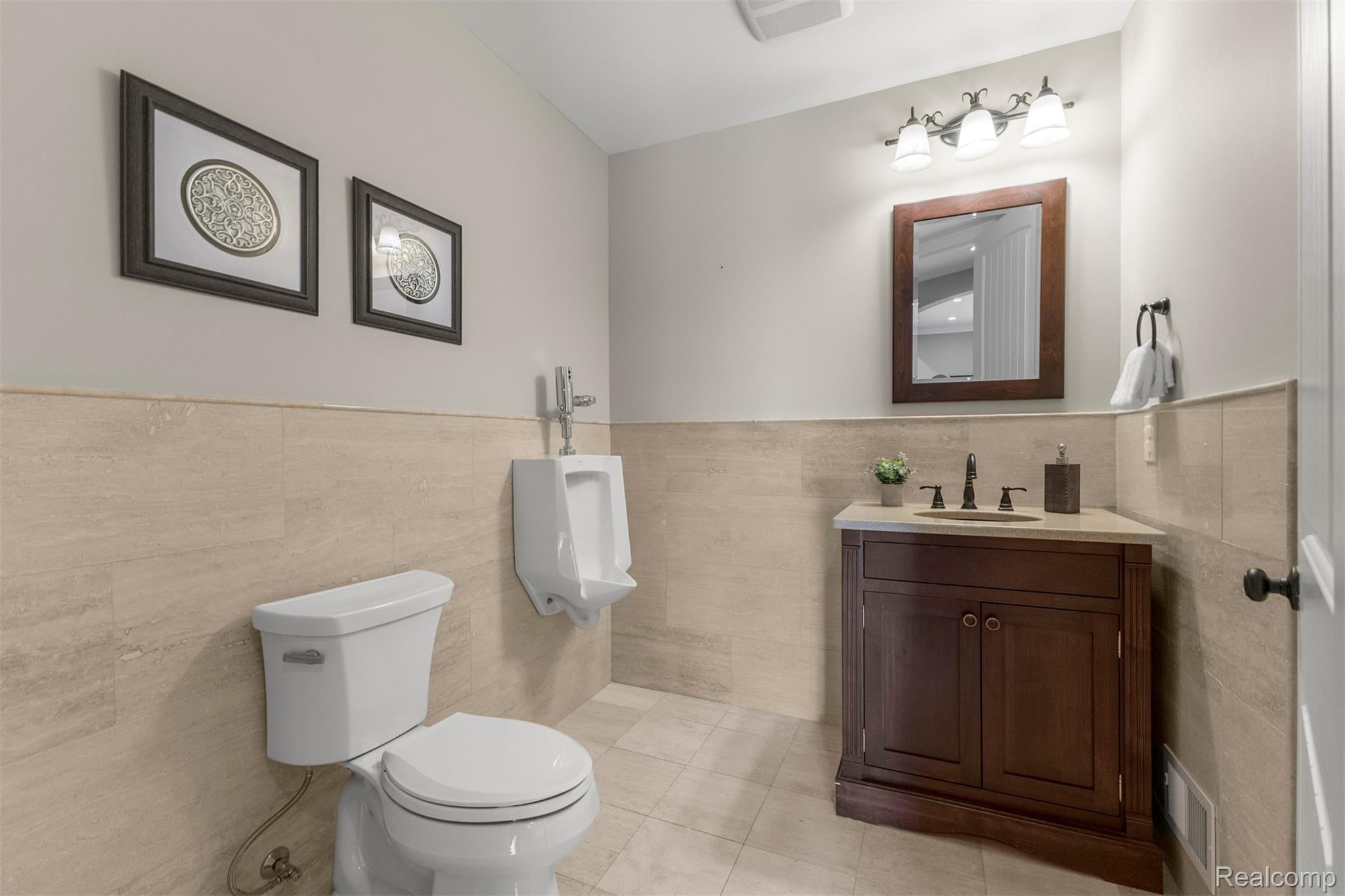Southlyon, Michigan, 48178, United States, 4 Bedrooms Bedrooms, ,5 BathroomsBathrooms,Residential,Active,2045027