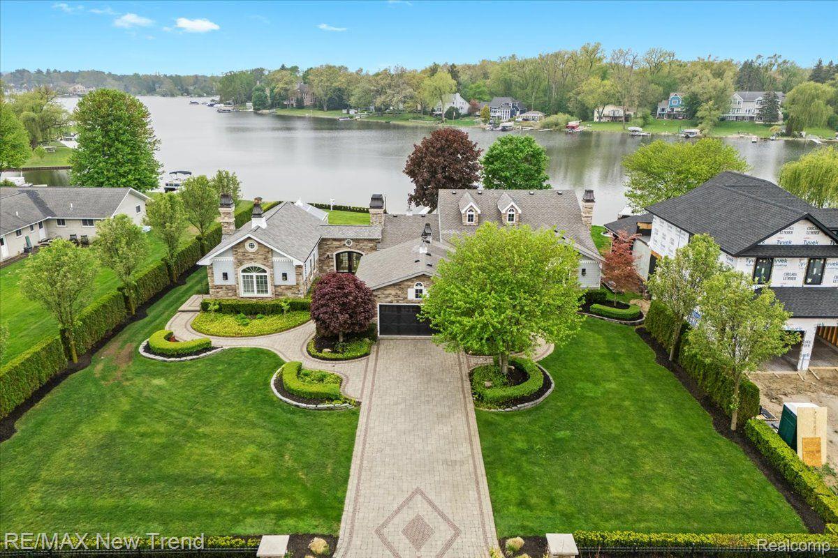Walledlake, Michigan, 48390, United States, 4 Bedrooms Bedrooms, ,4 BathroomsBathrooms,Residential,Pending,1904161