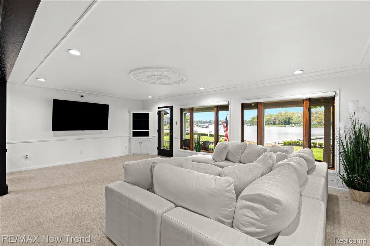 Walledlake, Michigan, 48390, United States, 4 Bedrooms Bedrooms, ,4 BathroomsBathrooms,Residential,Pending,1904161