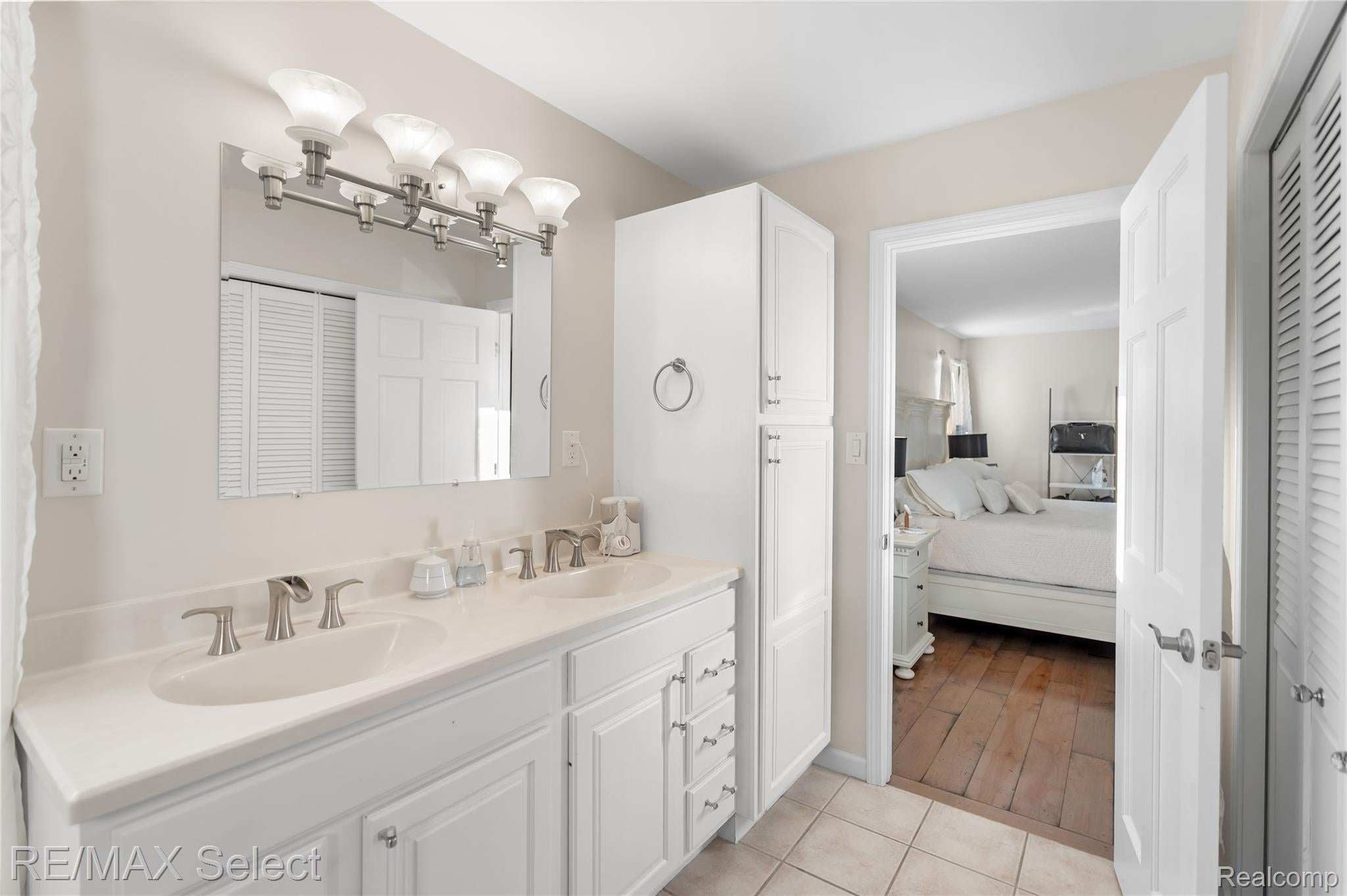 Fenton, Michigan, 48430, United States, 4 Bedrooms Bedrooms, ,5 BathroomsBathrooms,Residential,Active,2016693