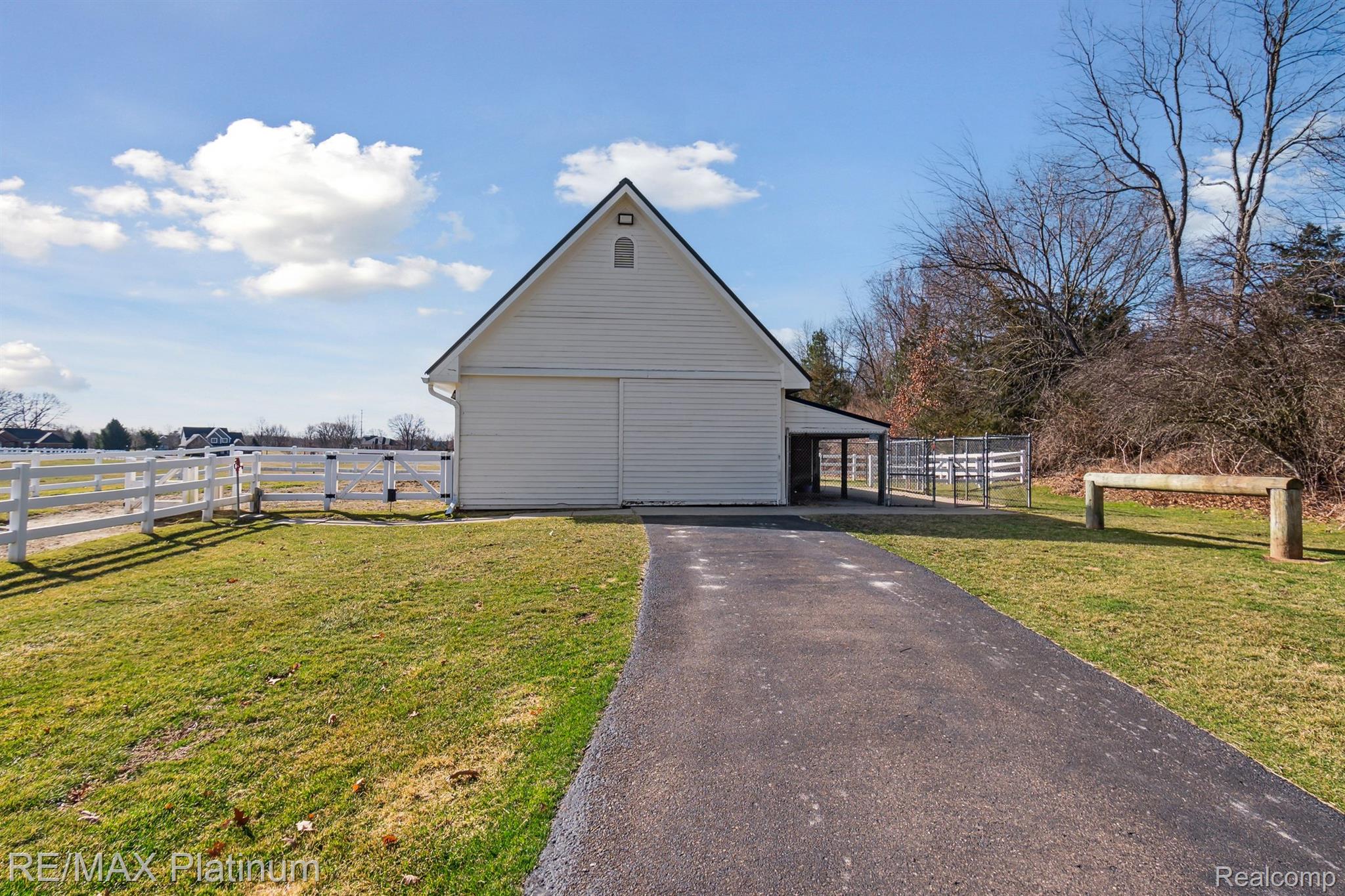 Pinckney, Michigan, 48169, United States, 5 Bedrooms Bedrooms, ,7 BathroomsBathrooms,Residential,Active,1954026