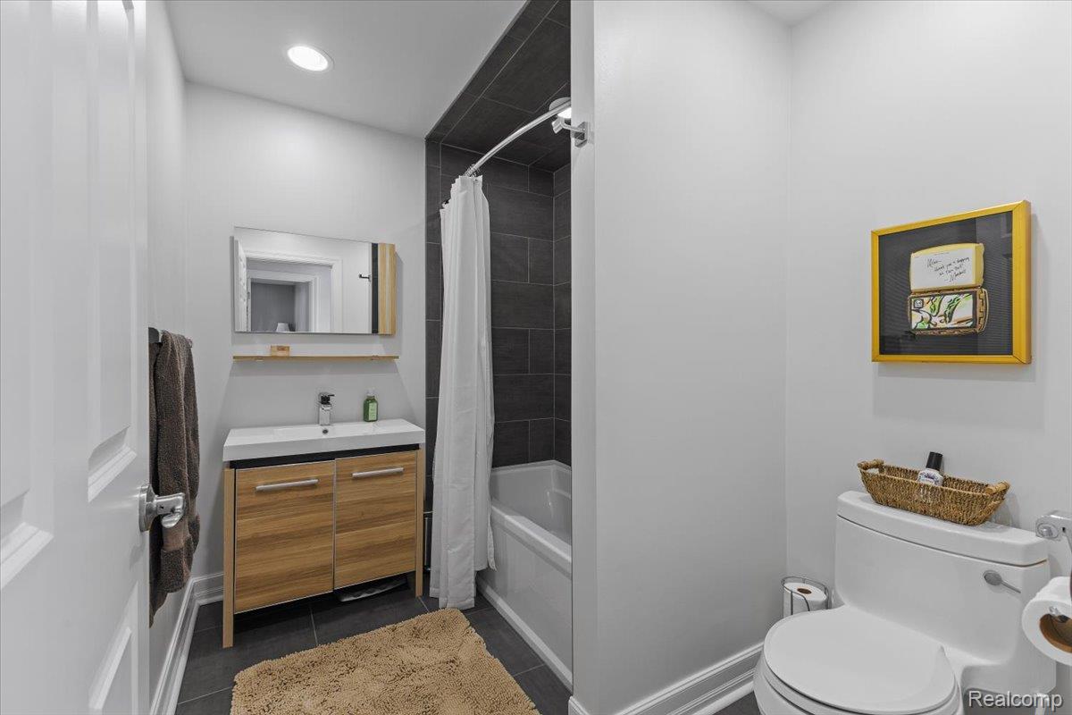 Clarkston, Michigan, 48346, United States, 4 Bedrooms Bedrooms, ,3 BathroomsBathrooms,Residential,Active,2012215