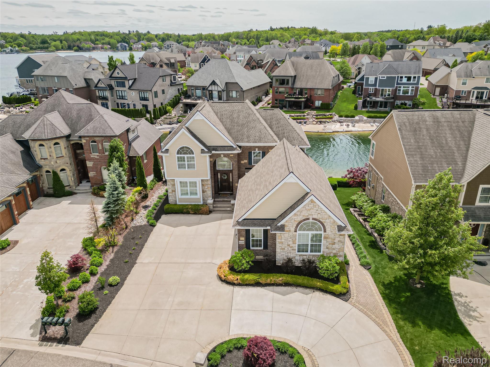 Southlyon, Michigan, 48178, United States, 4 Bedrooms Bedrooms, ,5 BathroomsBathrooms,Residential,Active,2045027