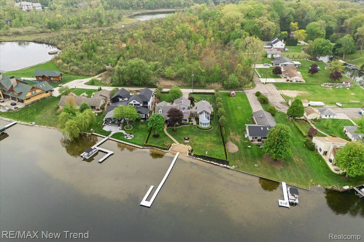 Walledlake, Michigan, 48390, United States, 4 Bedrooms Bedrooms, ,4 BathroomsBathrooms,Residential,Pending,1904161