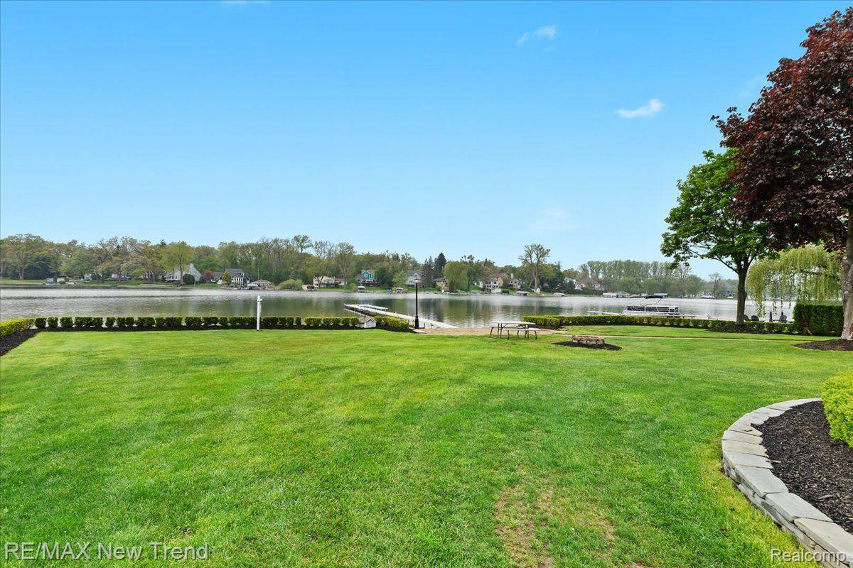 Walledlake, Michigan, 48390, United States, 4 Bedrooms Bedrooms, ,4 BathroomsBathrooms,Residential,Pending,1904161