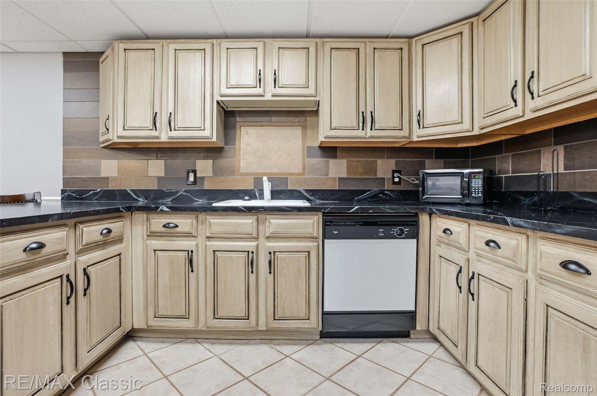 Novi, Michigan, 48374, United States, 4 Bedrooms Bedrooms, ,6 BathroomsBathrooms,Residential,Active,1973284