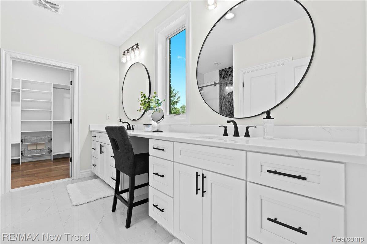 Farmingtonhills, Michigan, 48336, United States, 5 Bedrooms Bedrooms, ,5 BathroomsBathrooms,Residential,Active,1945053