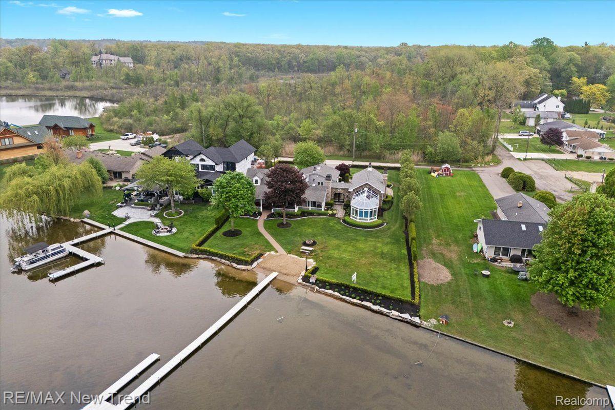 Walledlake, Michigan, 48390, United States, 4 Bedrooms Bedrooms, ,4 BathroomsBathrooms,Residential,Pending,1904161