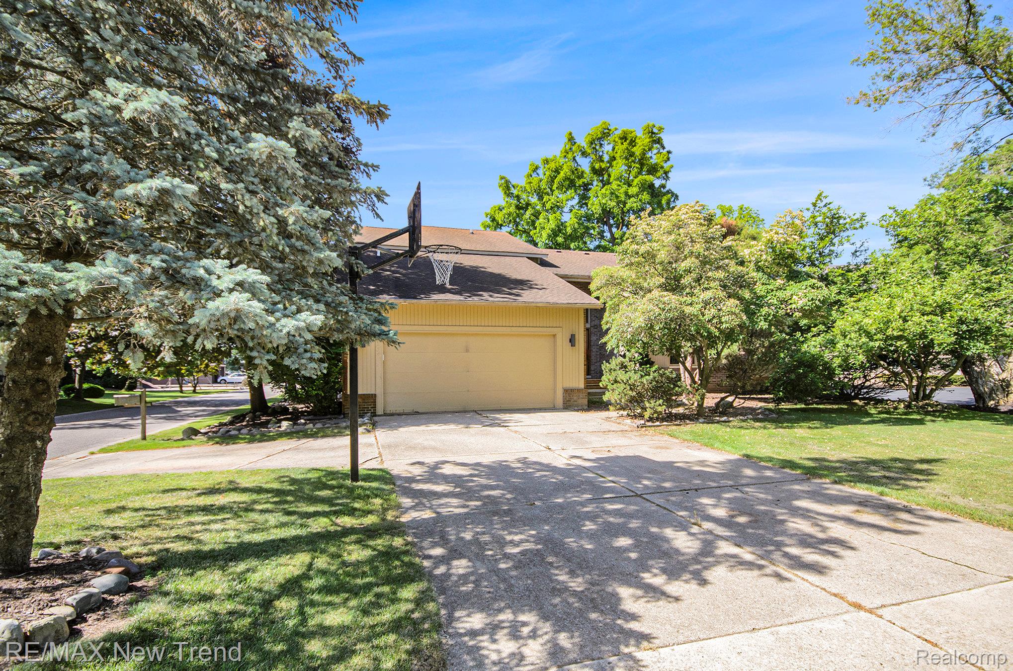 Westbloomfield, Michigan, 48324, United States, 5 Bedrooms Bedrooms, ,5 BathroomsBathrooms,Residential,Active,1922336