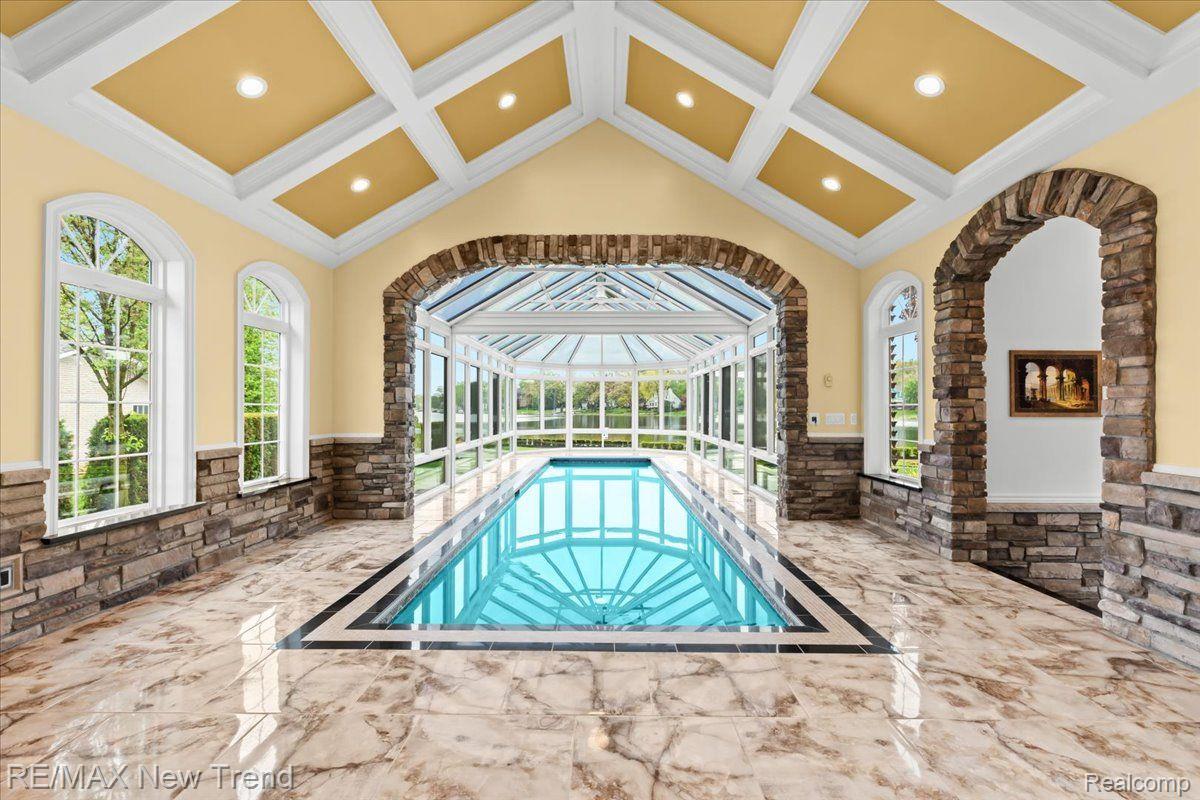 Walledlake, Michigan, 48390, United States, 4 Bedrooms Bedrooms, ,4 BathroomsBathrooms,Residential,Pending,1904161