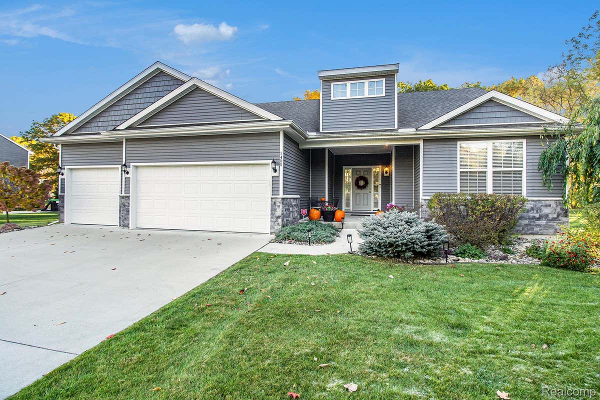 1400 OAKCREST RD, HOWELL, MI 48843 RE/MAX