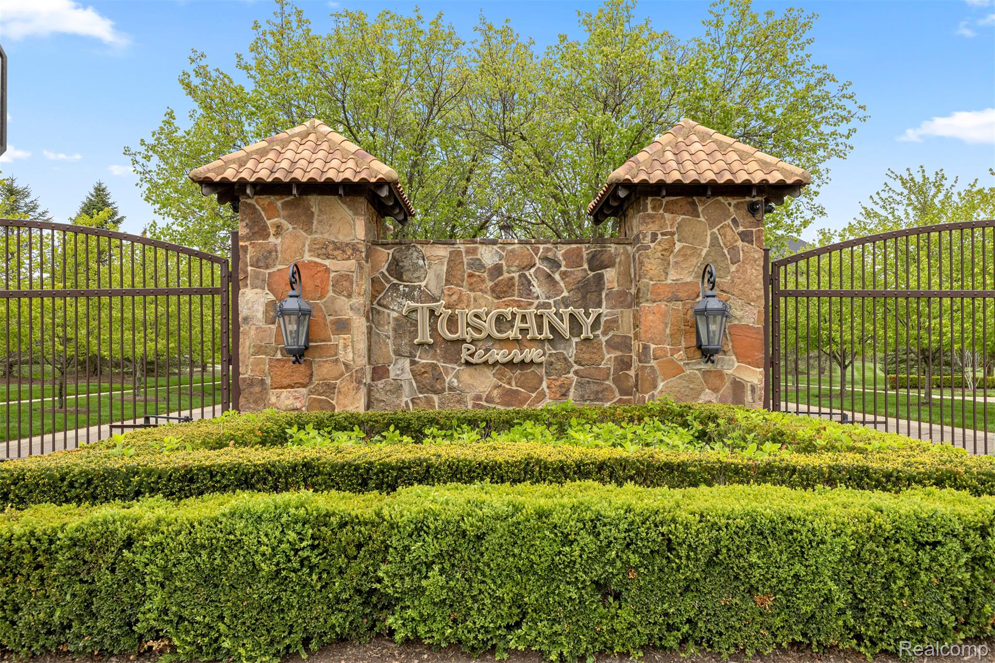 Northville, Michigan, 48167, United States, 4 Bedrooms Bedrooms, ,4 BathroomsBathrooms,Residential,Active,2052116