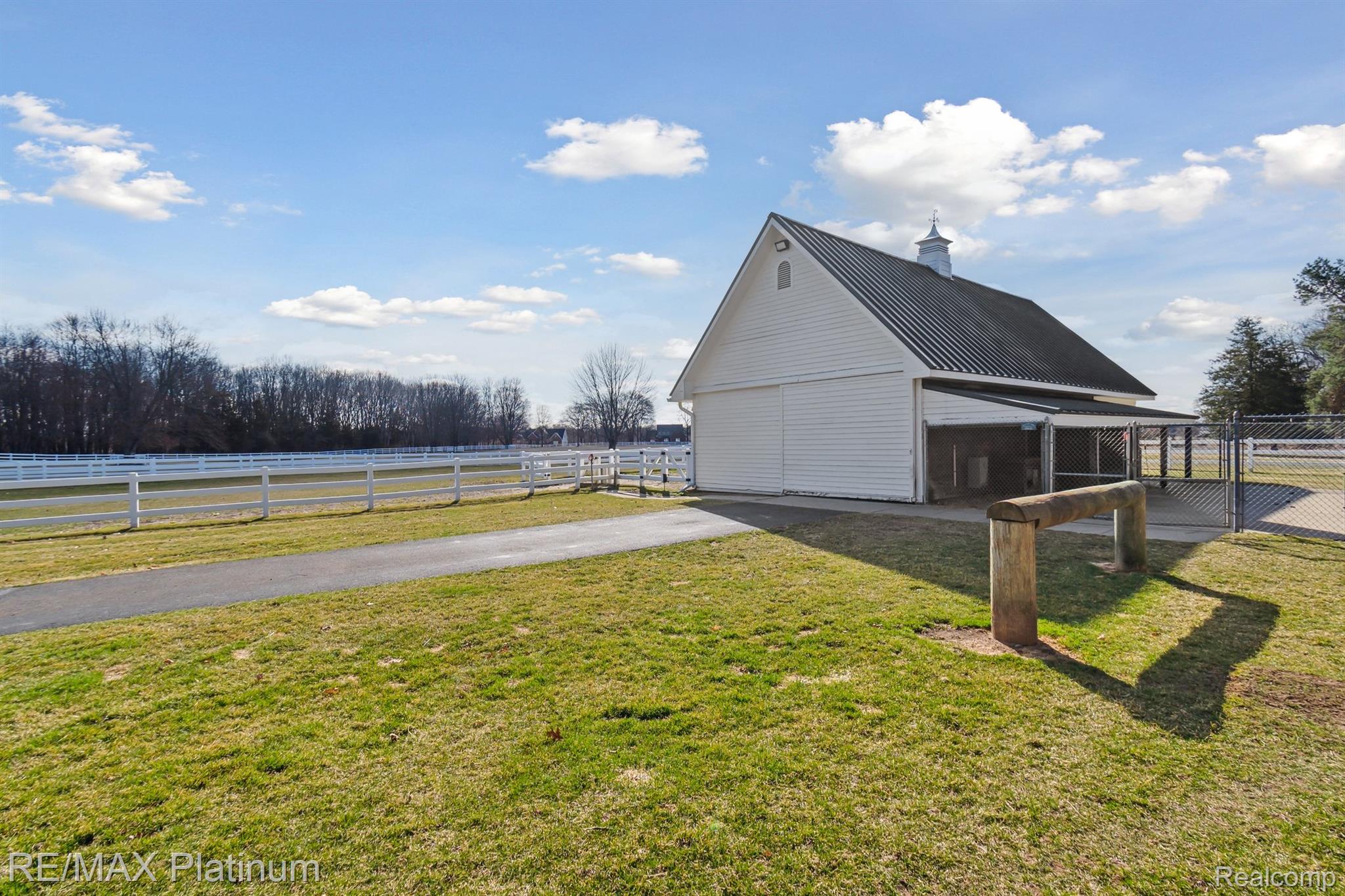 Pinckney, Michigan, 48169, United States, 5 Bedrooms Bedrooms, ,7 BathroomsBathrooms,Residential,Active,2014605