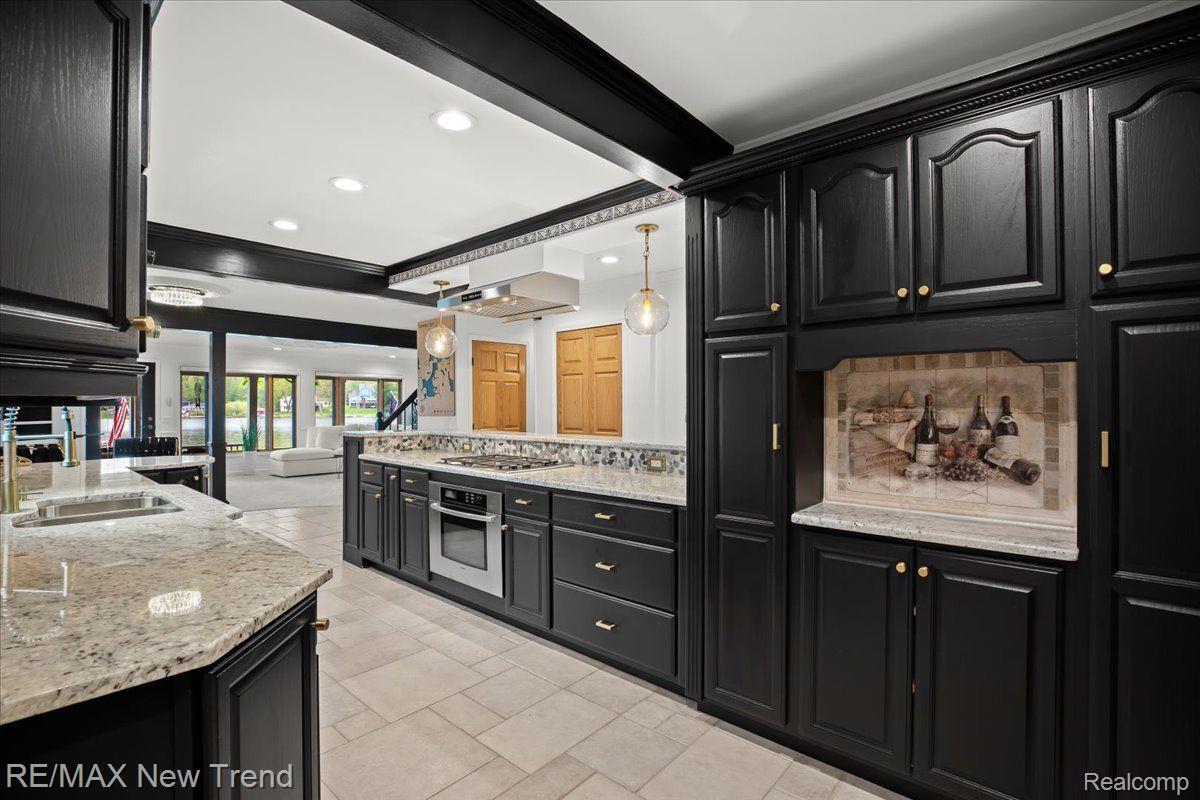 Walledlake, Michigan, 48390, United States, 4 Bedrooms Bedrooms, ,4 BathroomsBathrooms,Residential,Pending,1904161