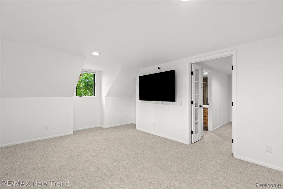 Walledlake, Michigan, 48390, United States, 4 Bedrooms Bedrooms, ,4 BathroomsBathrooms,Residential,Pending,1904161