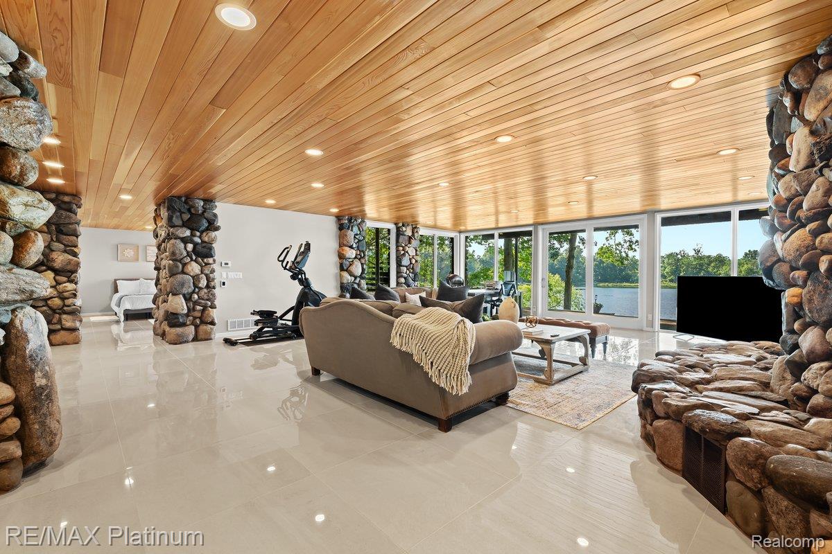 Howell, Michigan, 48843, United States, 4 Bedrooms Bedrooms, ,6 BathroomsBathrooms,Residential,Active,1973360