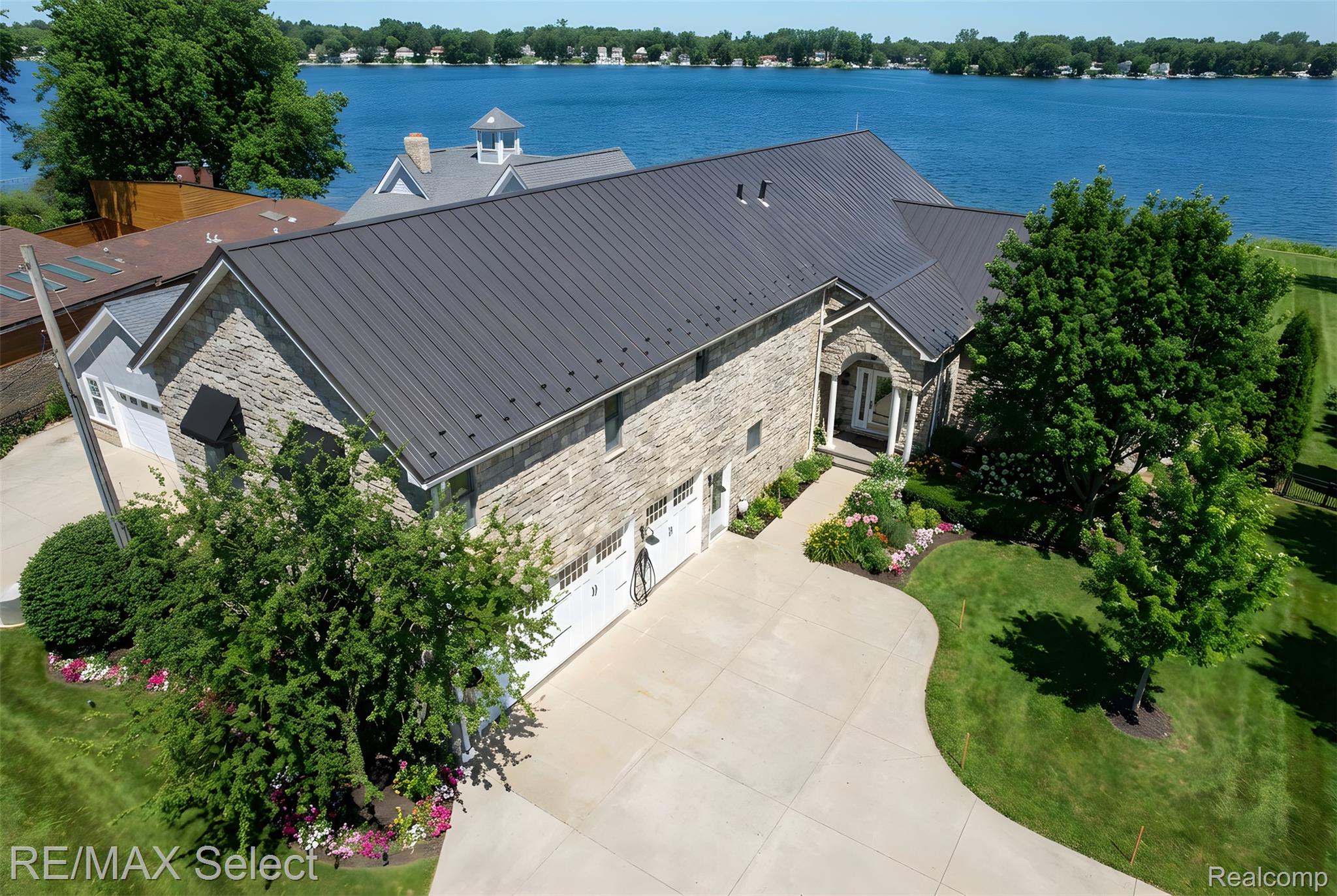 Fenton, Michigan, 48430, United States, 4 Bedrooms Bedrooms, ,5 BathroomsBathrooms,Residential,Active,2016693