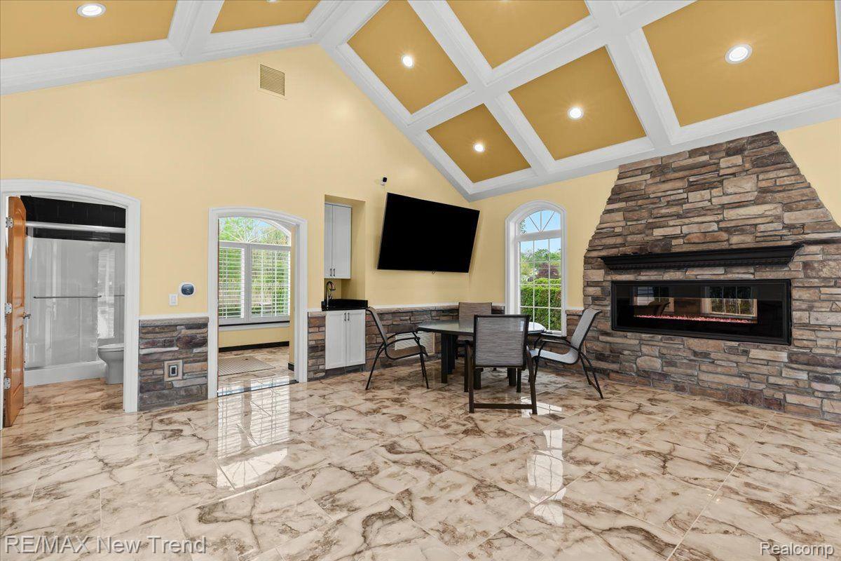 Walledlake, Michigan, 48390, United States, 4 Bedrooms Bedrooms, ,4 BathroomsBathrooms,Residential,Pending,1904161