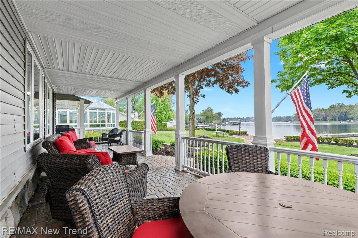 Walledlake, Michigan, 48390, United States, 4 Bedrooms Bedrooms, ,4 BathroomsBathrooms,Residential,Pending,1904161