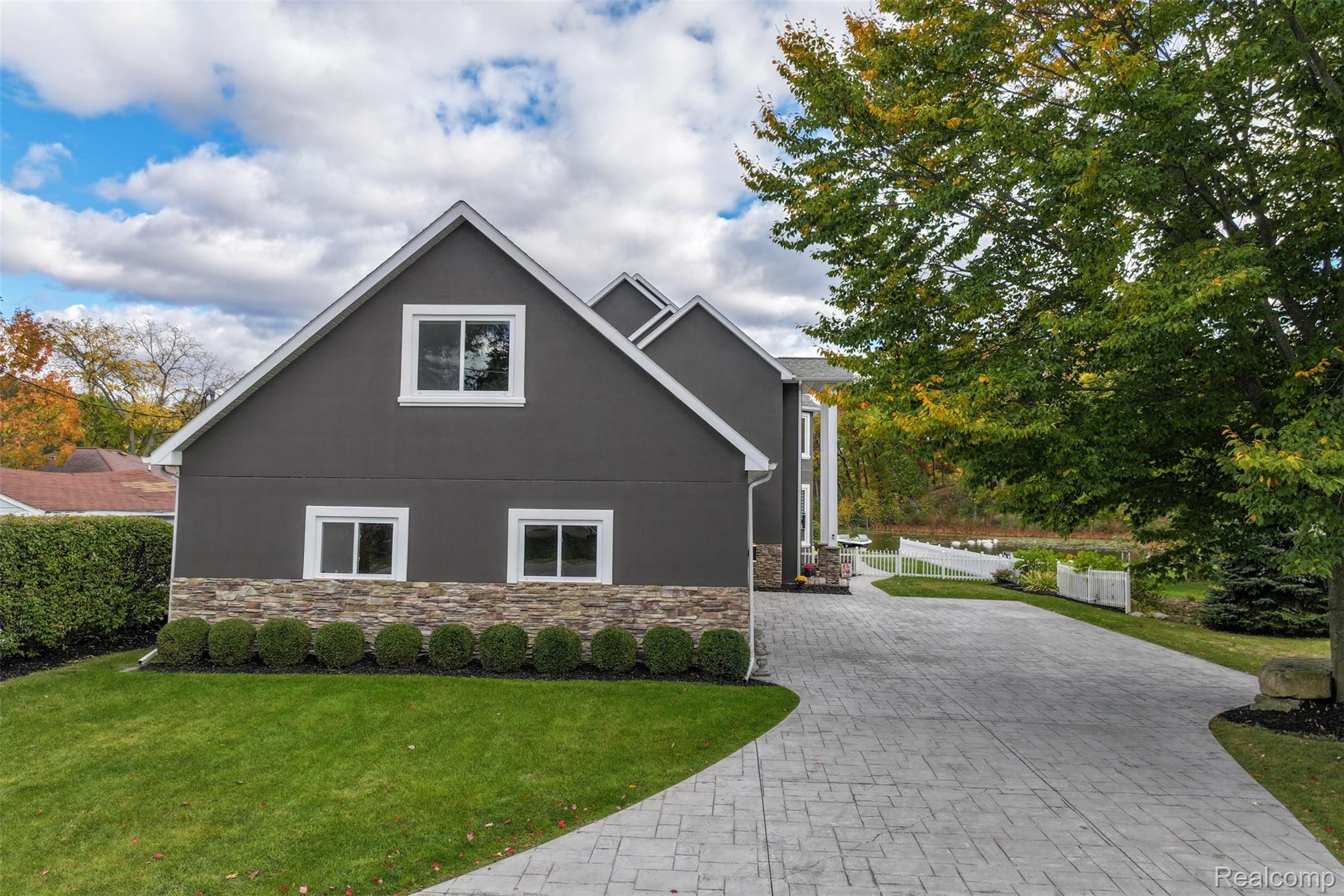 Linden, Michigan, 48451, United States, 5 Bedrooms Bedrooms, ,6 BathroomsBathrooms,Residential,Active,1959969