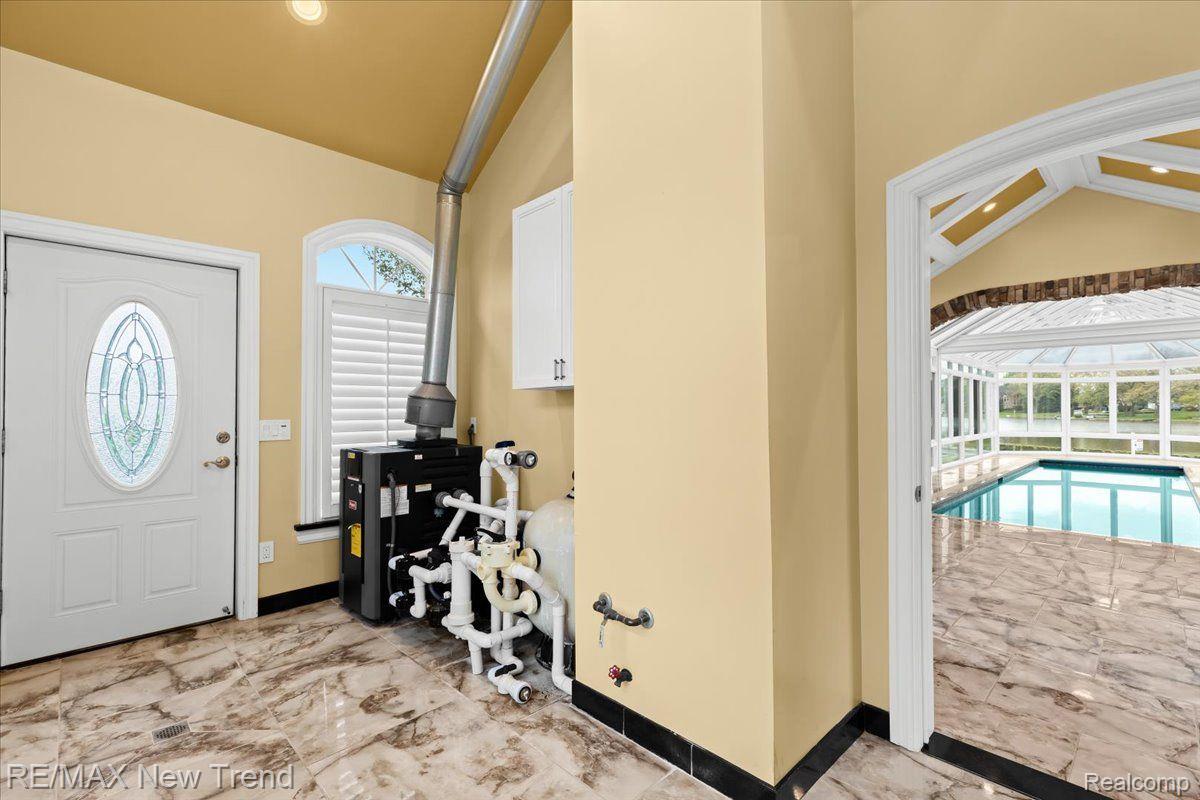 Walledlake, Michigan, 48390, United States, 4 Bedrooms Bedrooms, ,4 BathroomsBathrooms,Residential,Pending,1904161