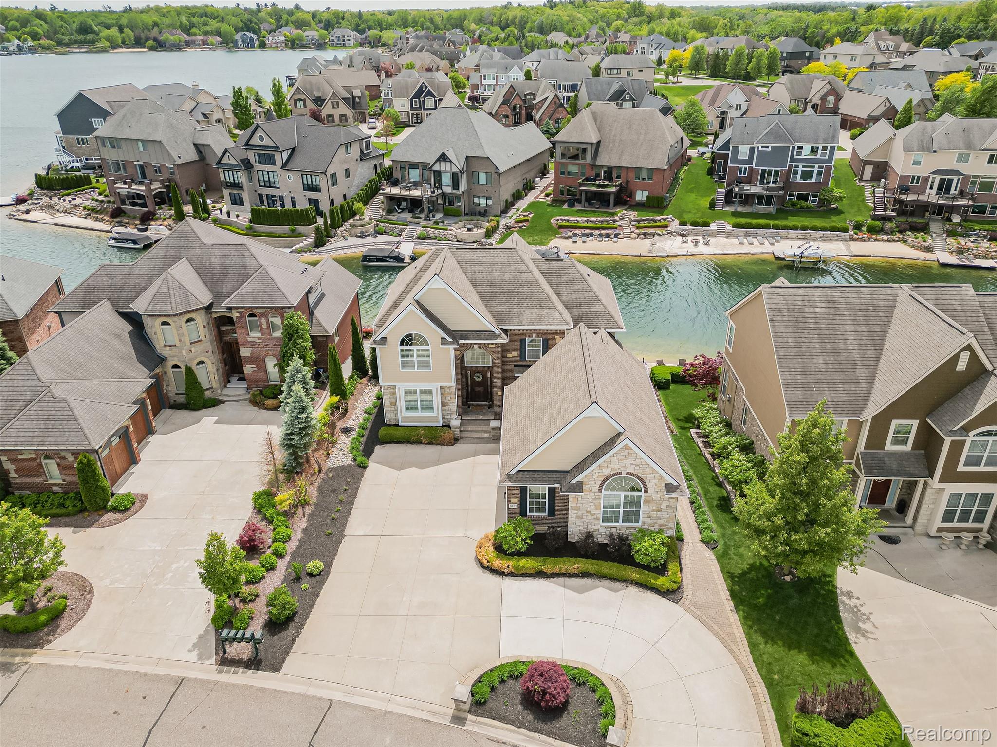 Southlyon, Michigan, 48178, United States, 4 Bedrooms Bedrooms, ,5 BathroomsBathrooms,Residential,Active,2045027
