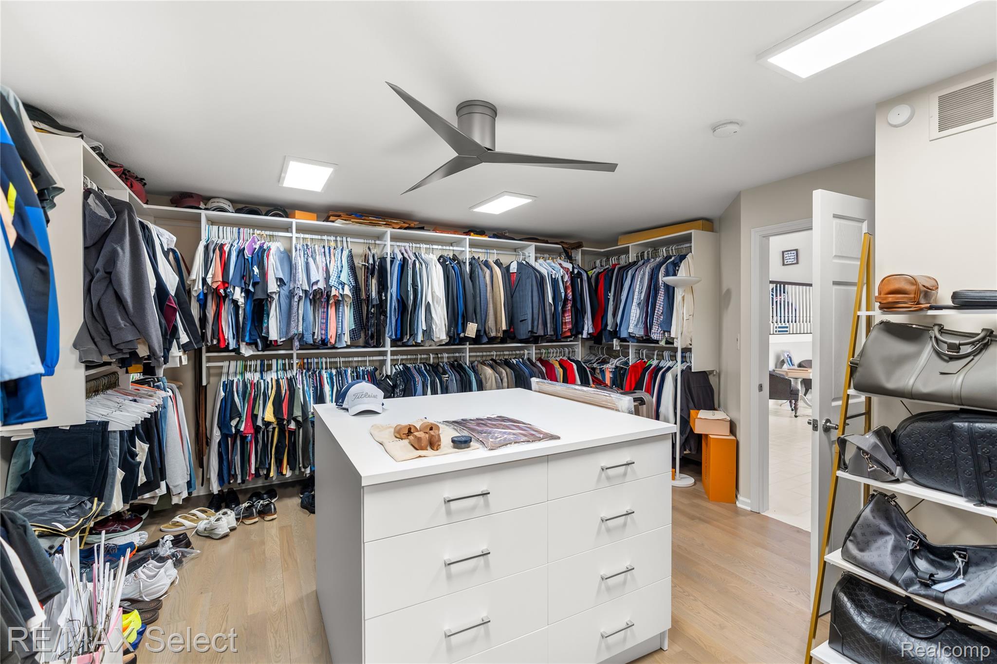 Fenton, Michigan, 48430, United States, 4 Bedrooms Bedrooms, ,5 BathroomsBathrooms,Residential,Active,2016693