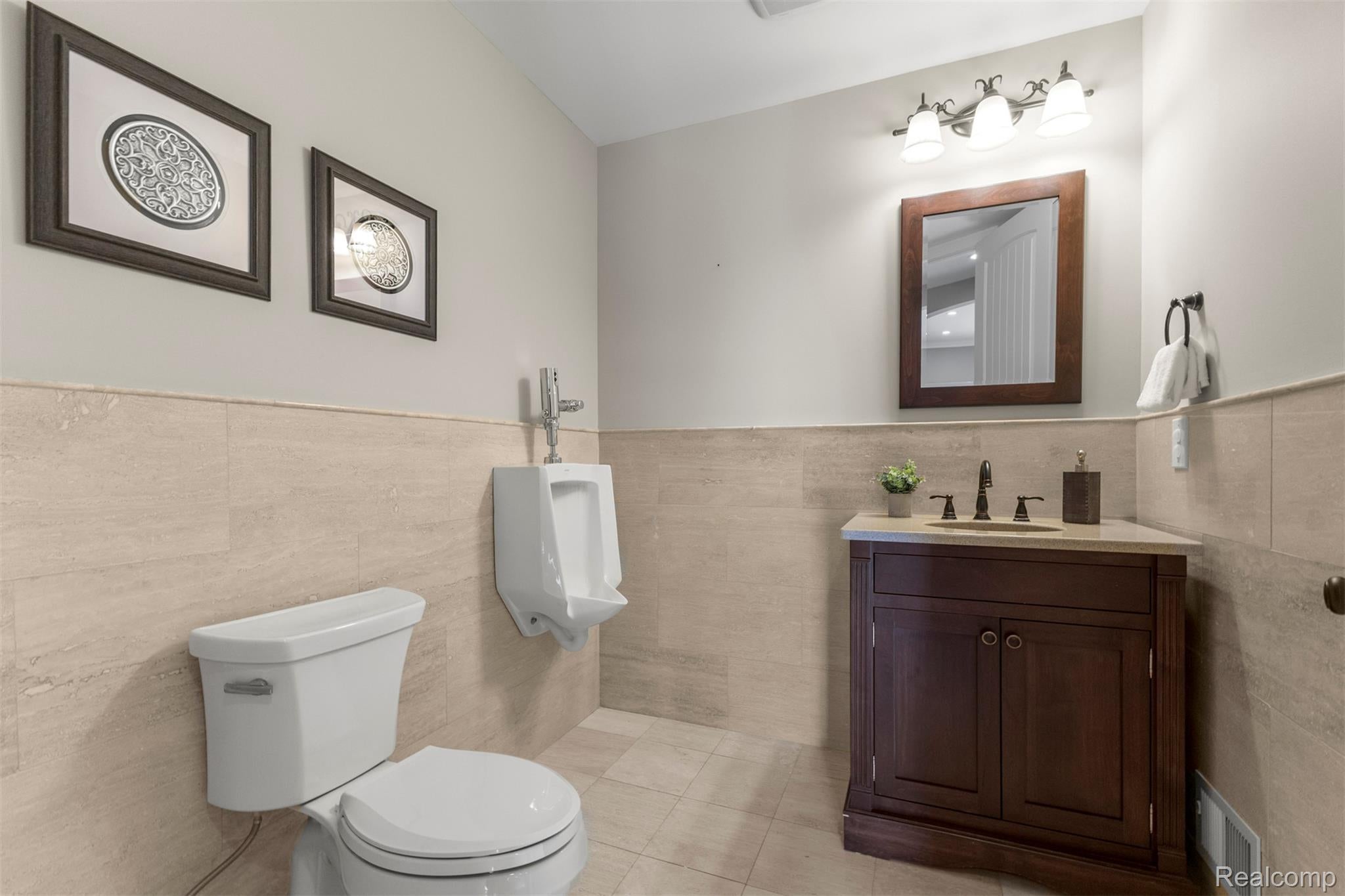 Southlyon, Michigan, 48178, United States, 4 Bedrooms Bedrooms, ,5 BathroomsBathrooms,Residential,Active,2045027