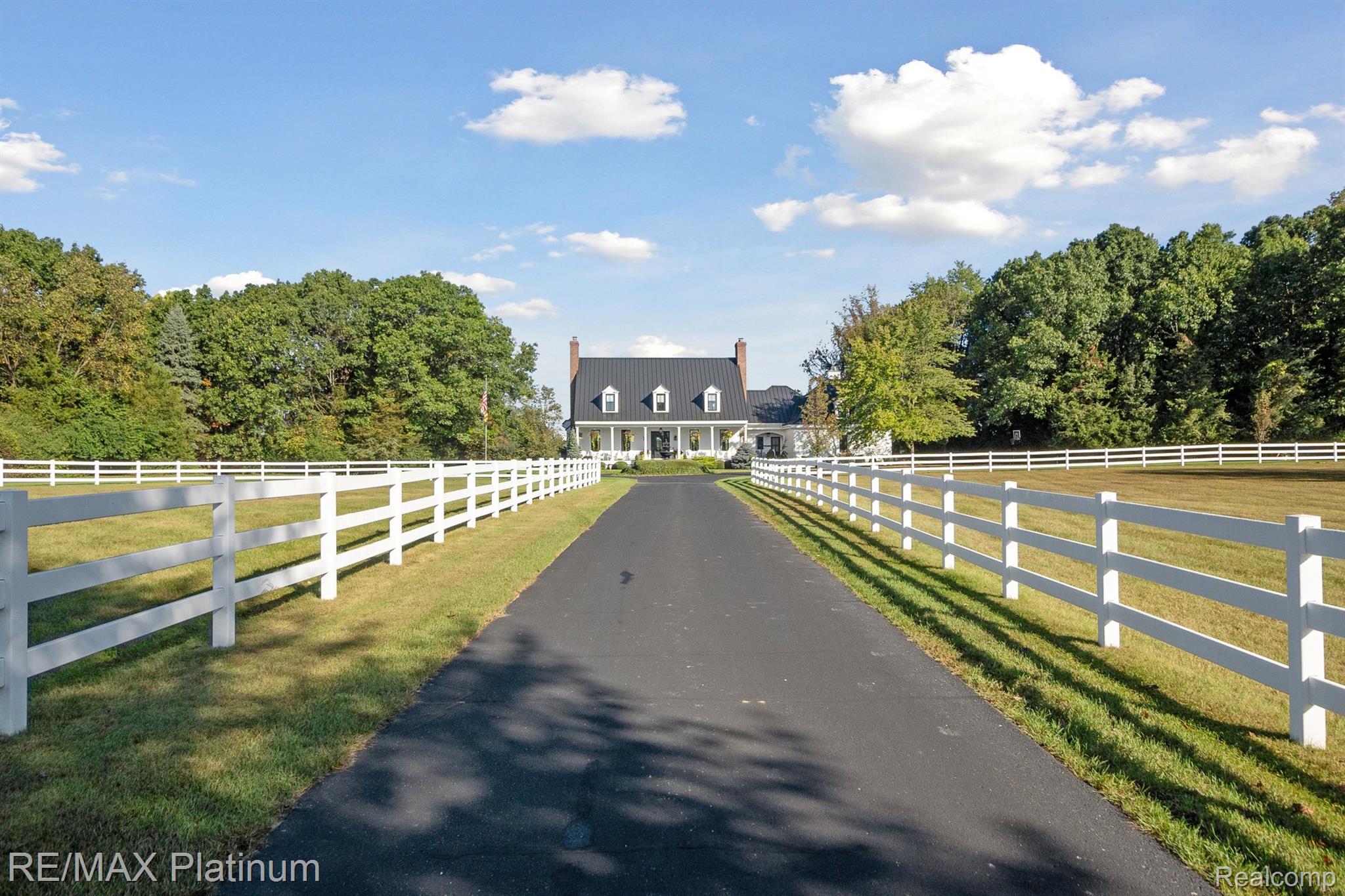 Pinckney, Michigan, 48169, United States, 5 Bedrooms Bedrooms, ,7 BathroomsBathrooms,Residential,Active,2014605