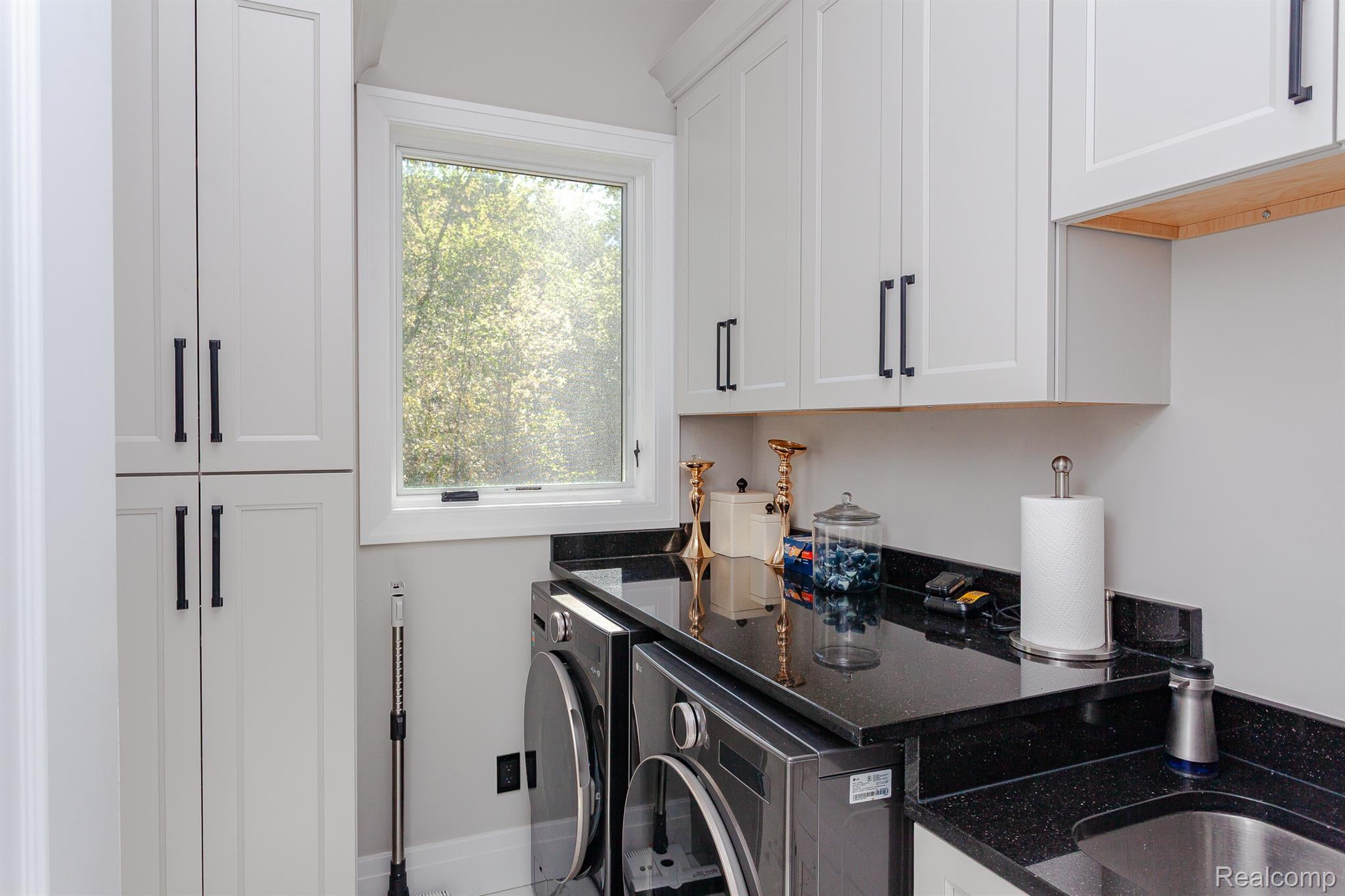 Rochesterhills, Michigan, 48307, United States, 4 Bedrooms Bedrooms, ,5 BathroomsBathrooms,Residential,Active,1962188