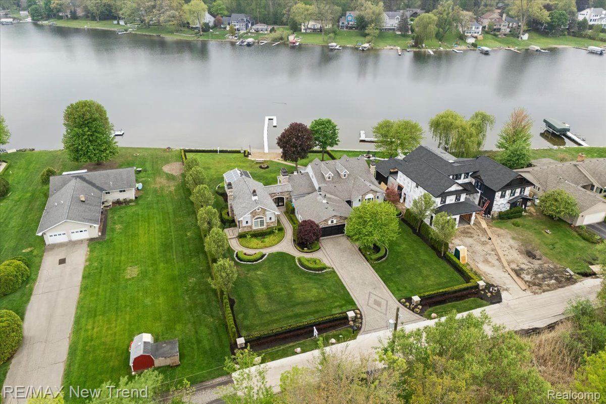 Walledlake, Michigan, 48390, United States, 4 Bedrooms Bedrooms, ,4 BathroomsBathrooms,Residential,Pending,1904161
