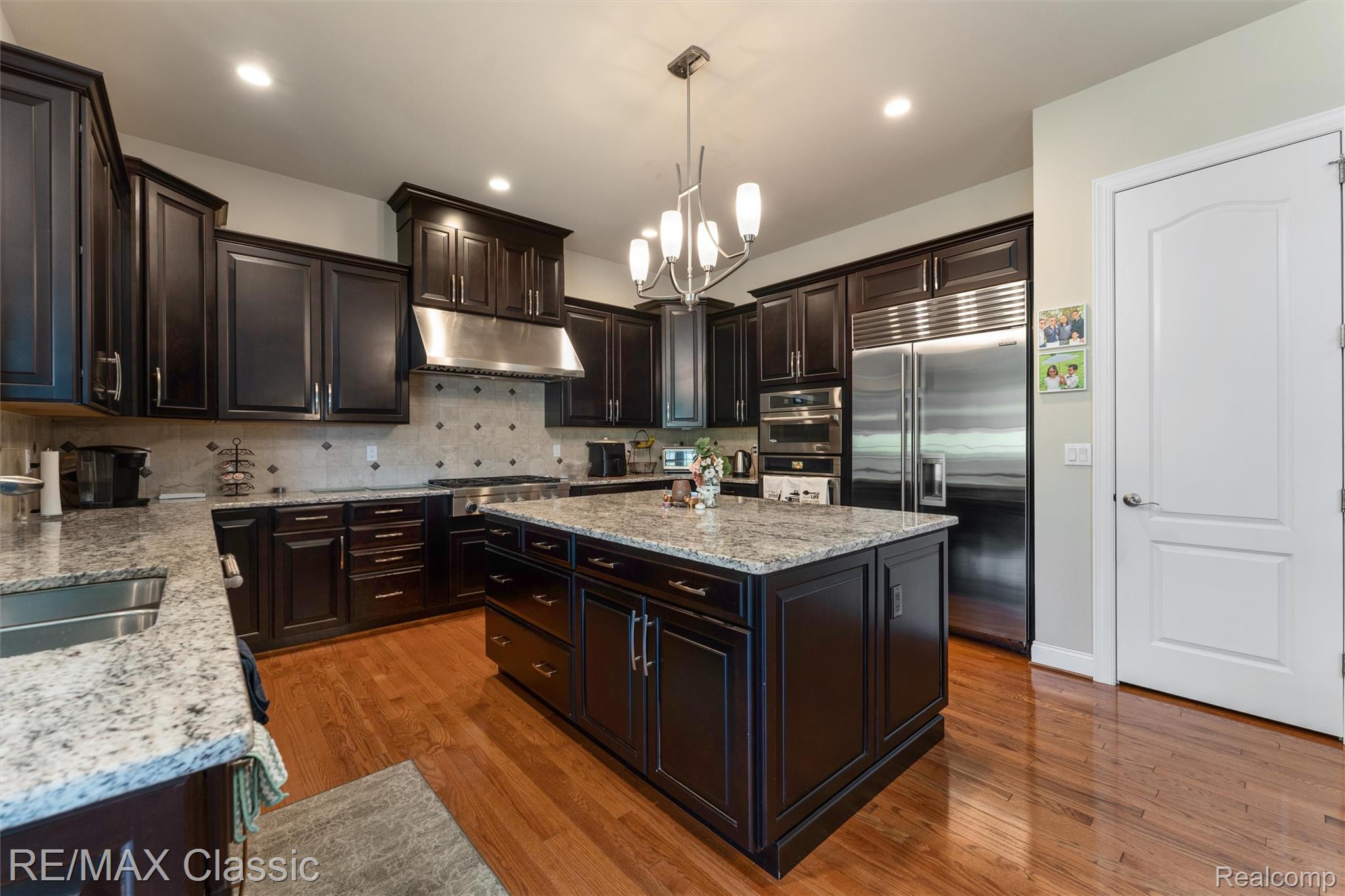 Novi, Michigan, 48374, United States, 5 Bedrooms Bedrooms, ,5 BathroomsBathrooms,Residential,Pending,2052115