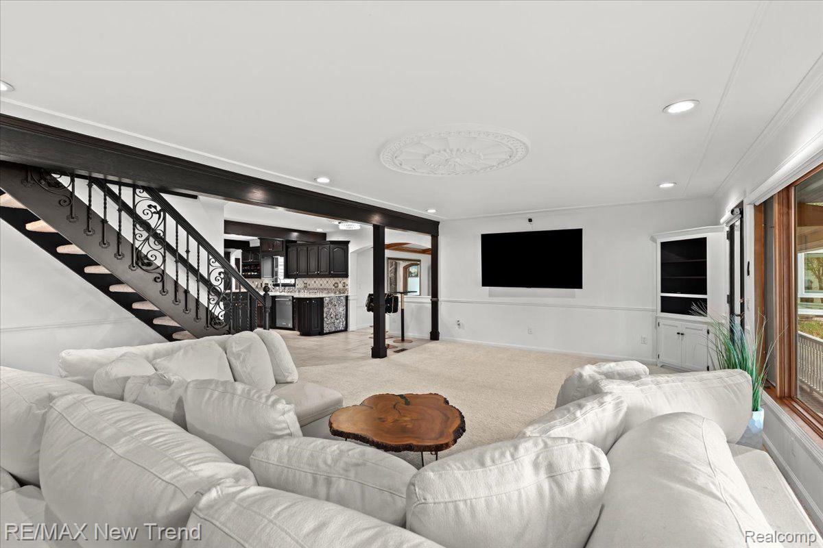 Walledlake, Michigan, 48390, United States, 4 Bedrooms Bedrooms, ,4 BathroomsBathrooms,Residential,Pending,1904161