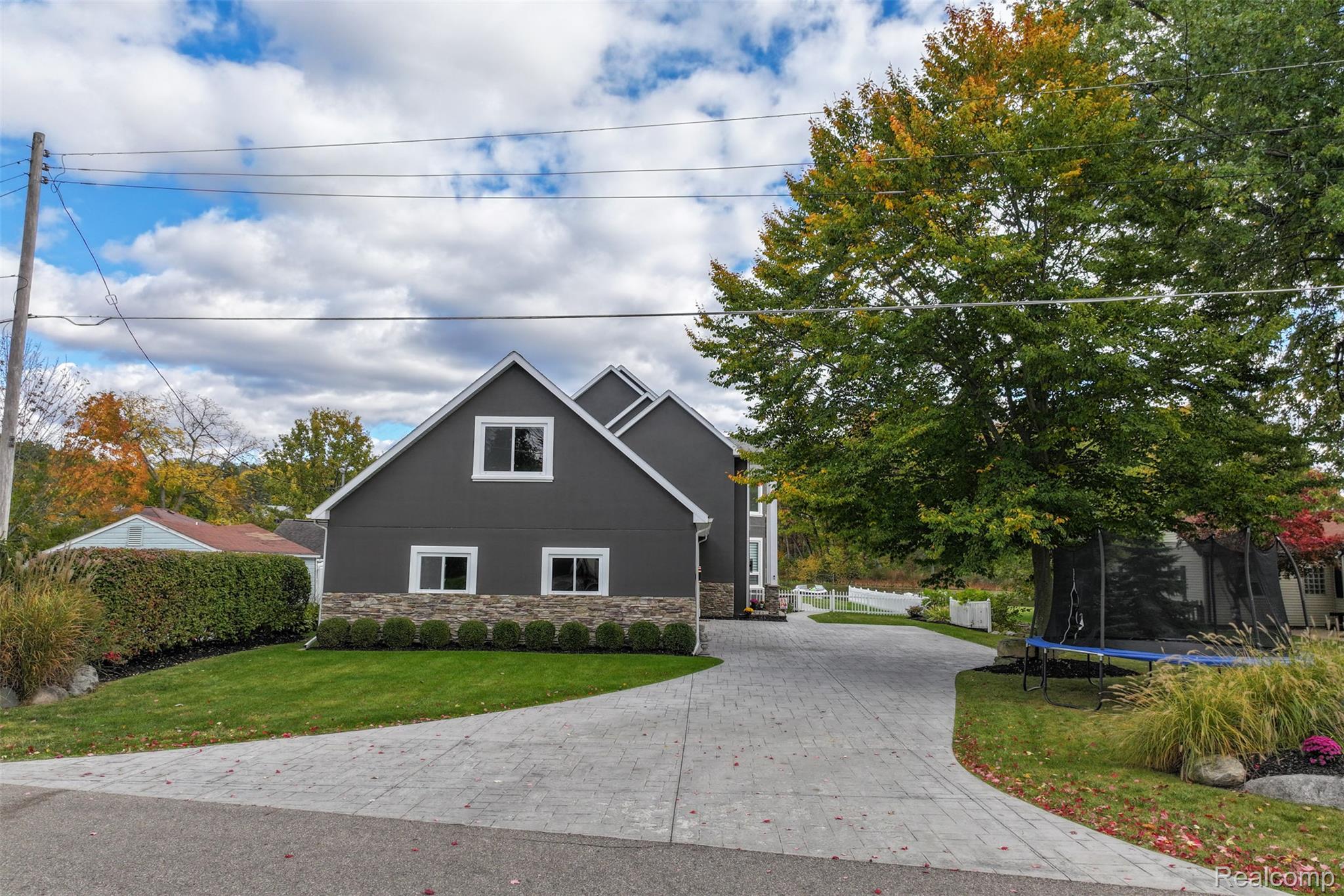 Linden, Michigan, 48451, United States, 5 Bedrooms Bedrooms, ,6 BathroomsBathrooms,Residential,Active,2022367