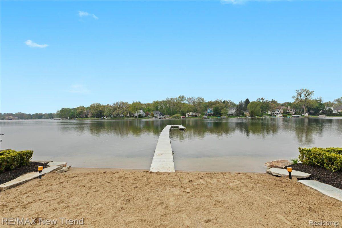 Walledlake, Michigan, 48390, United States, 4 Bedrooms Bedrooms, ,4 BathroomsBathrooms,Residential,Pending,1904161