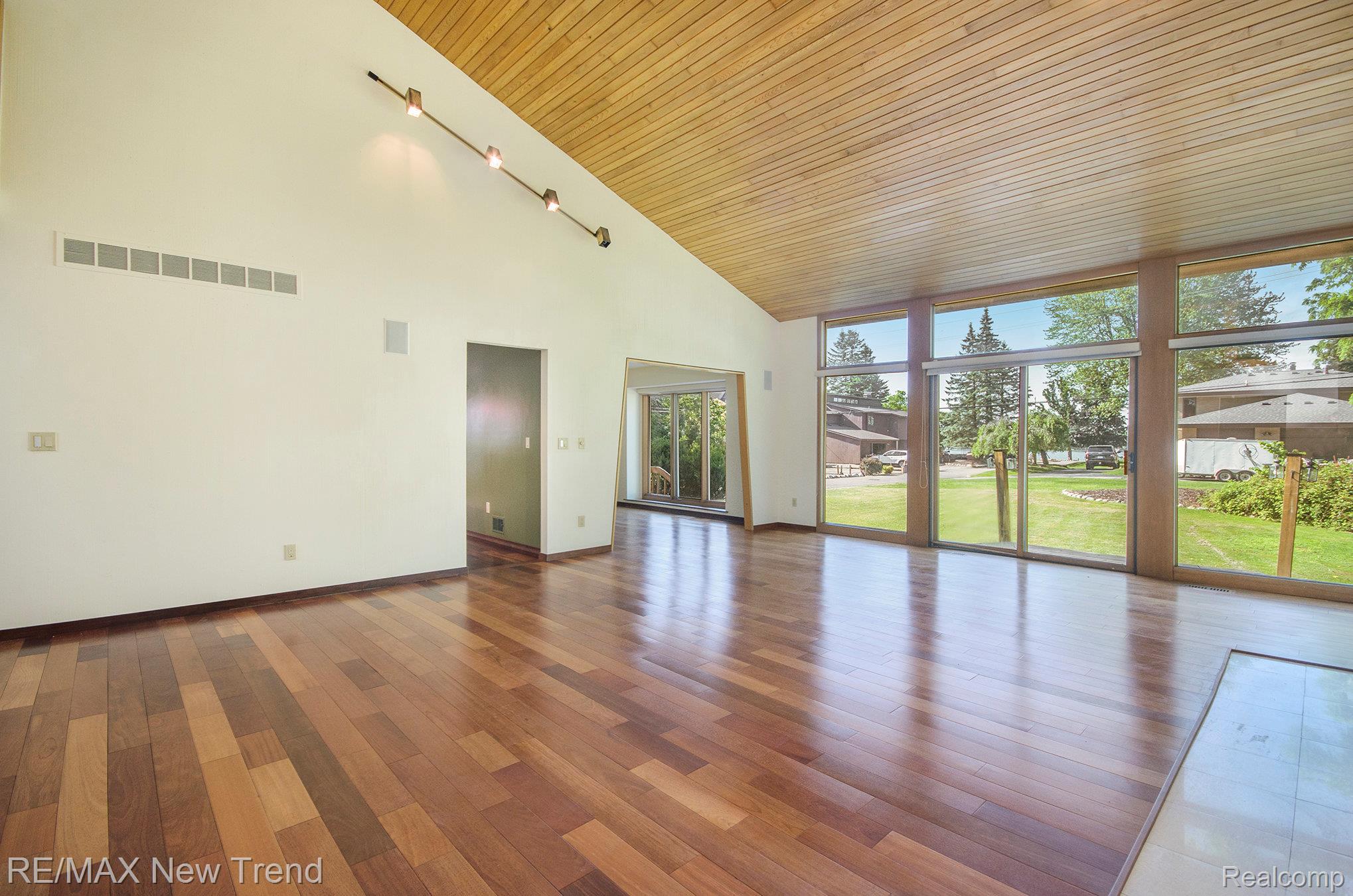 Westbloomfield, Michigan, 48324, United States, 5 Bedrooms Bedrooms, ,5 BathroomsBathrooms,Residential,Active,1922336